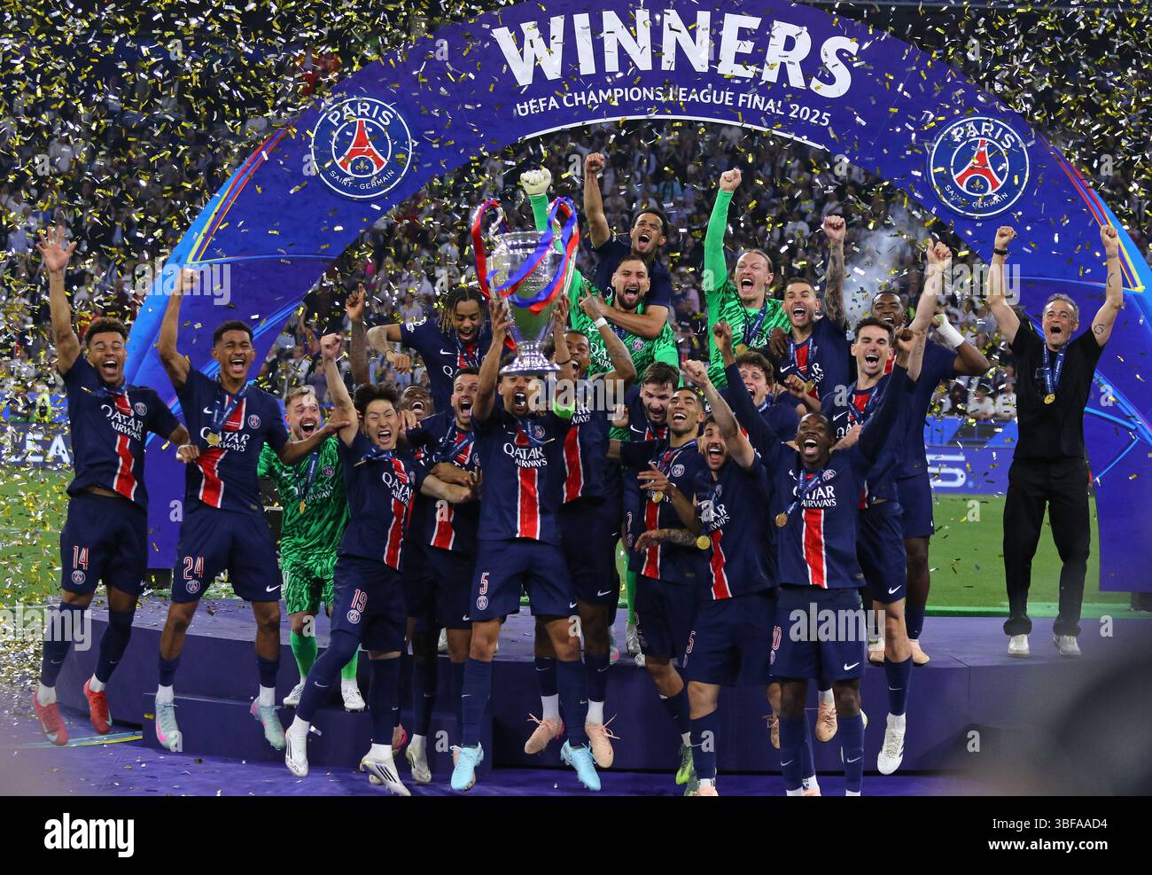 Monaco, Germania. 31 maggio 2025. I giocatori del Paris Saint-Germain celebrano la vittoria della UEFA Champions League 2025 dopo l'ultima partita contro l'Inter all'arena di Monaco di Baviera, in Germania. Crediti: Oleksandr Prykhodko/Alamy Live News Foto Stock