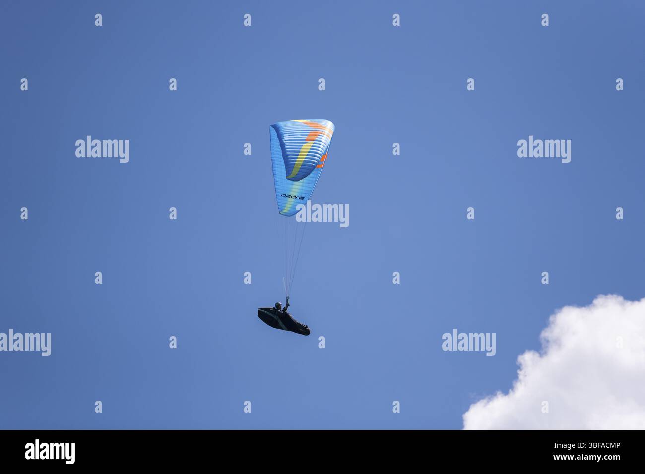 Il parapendio blu vola attraverso il cielo con poche nuvole, Baviera, Germania, Europa Foto Stock