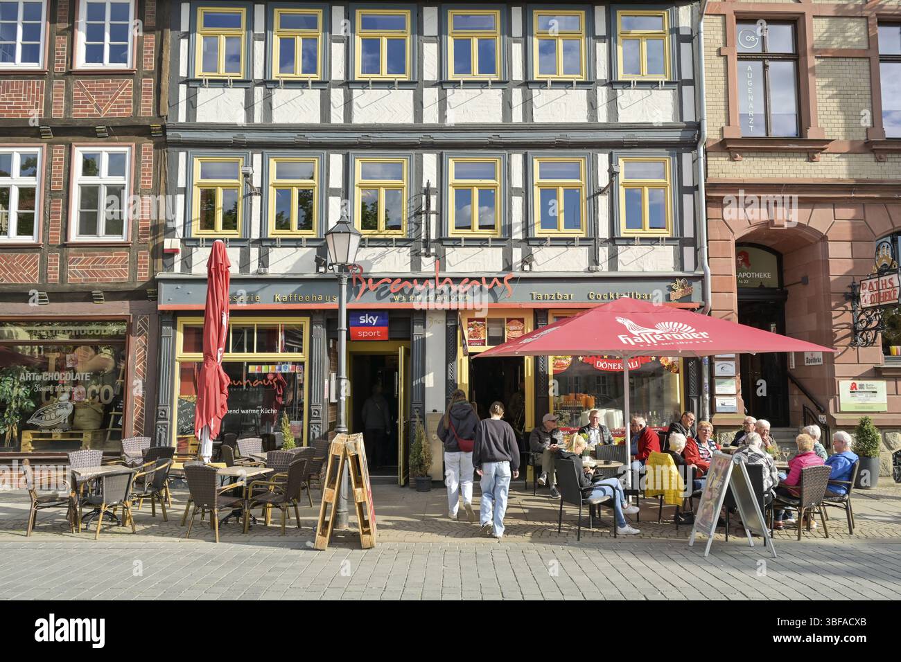 Ristorante brewhouse, scena di strada, case in legno, vecchi edifici, Breite Strasse, città vecchia, Wernigerode, distretto di Harz, Sassonia-Anhalt, Germania Foto Stock