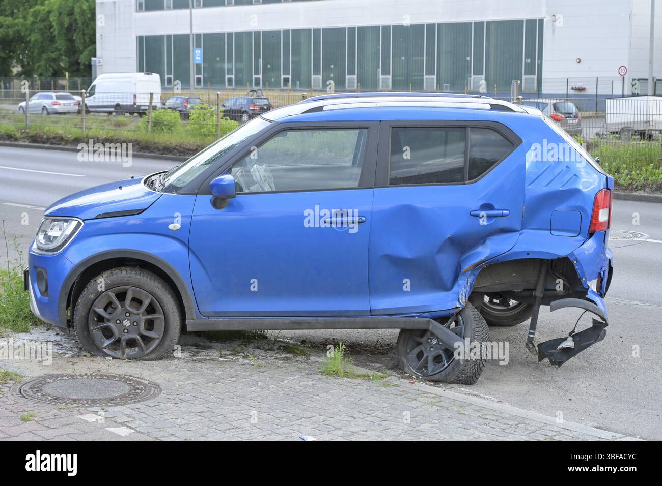 Auto rotta dopo incidente stradale, assicurazione simbolica per responsabilità fotografiche, perdita totale Foto Stock