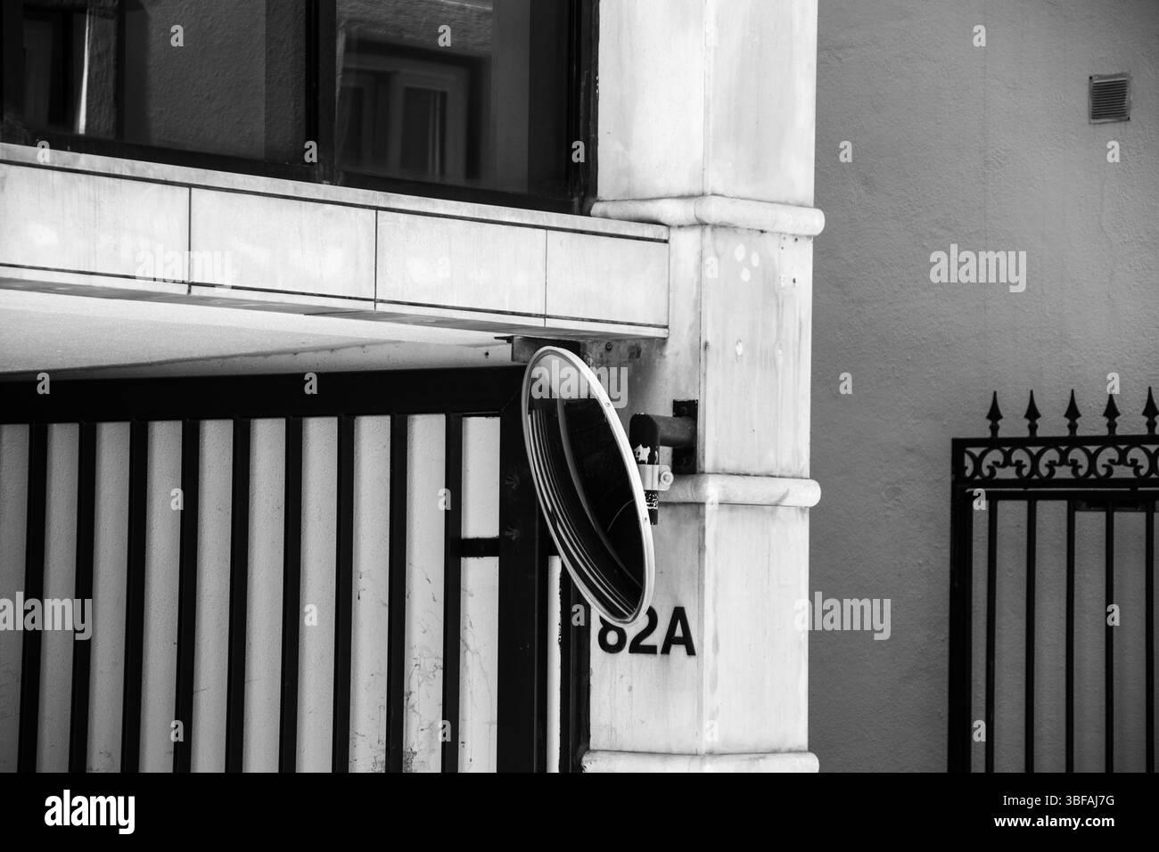 Angolo stradale con specchio convesso Foto Stock