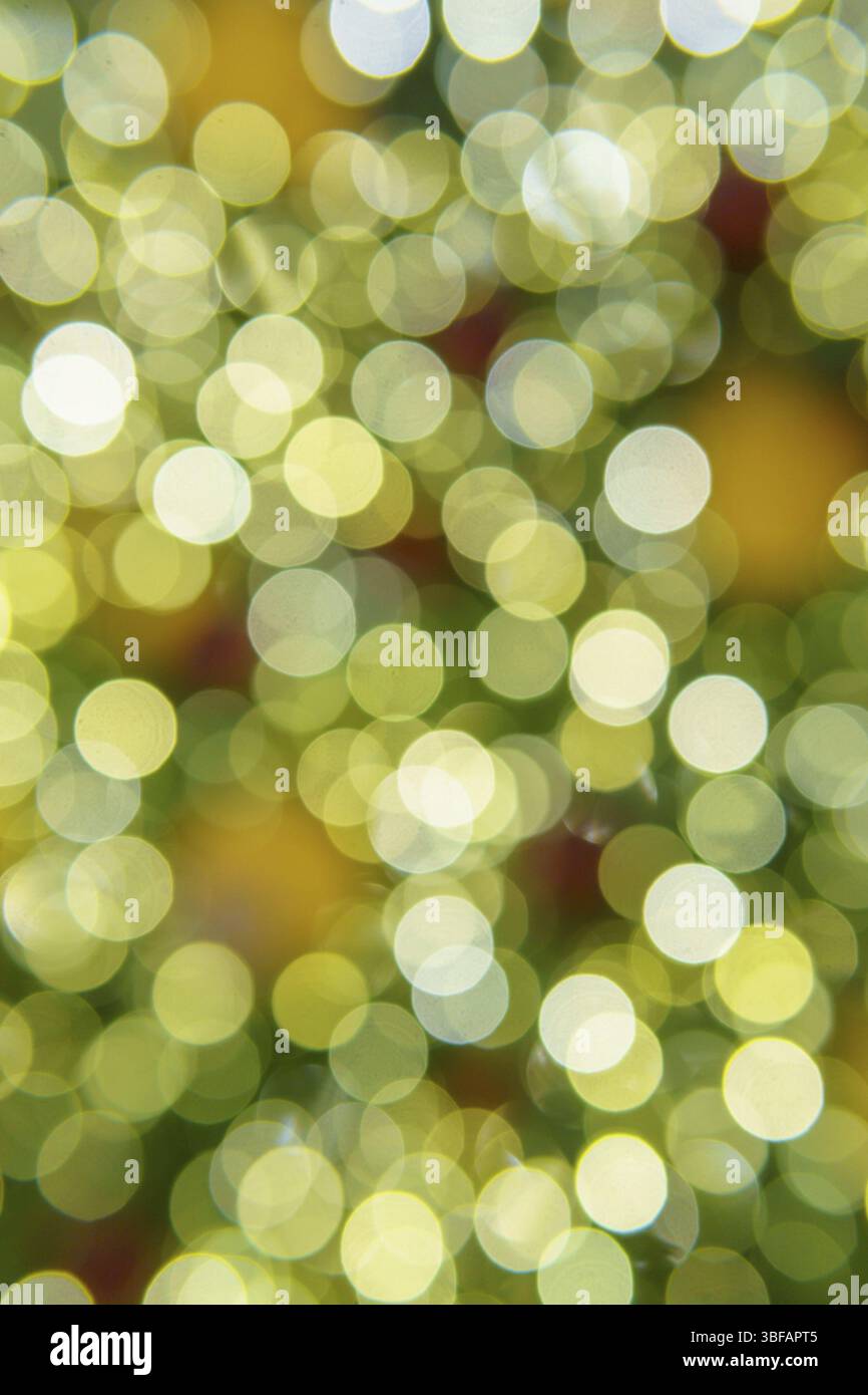 I cerchi bokeh posizionati in modo caotico brillano con luci natalizie. Sfondo natalizio Foto Stock