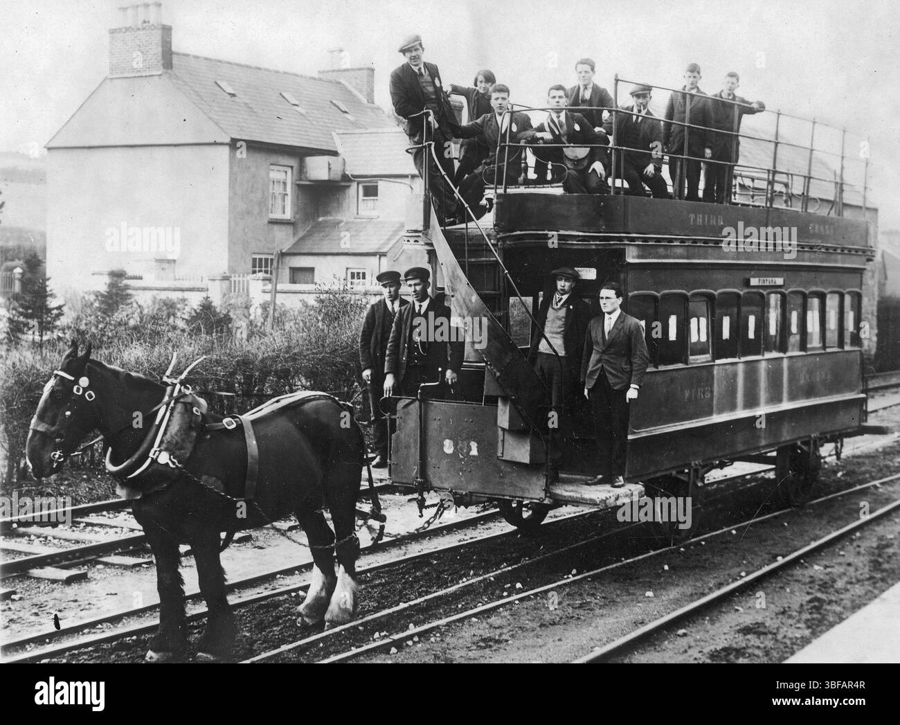 Fintona, Irlanda del Nord. 1930 . Tram a cavallo a due piani con passeggeri. Archivio foto irlandese, anni '1930 Foto Stock