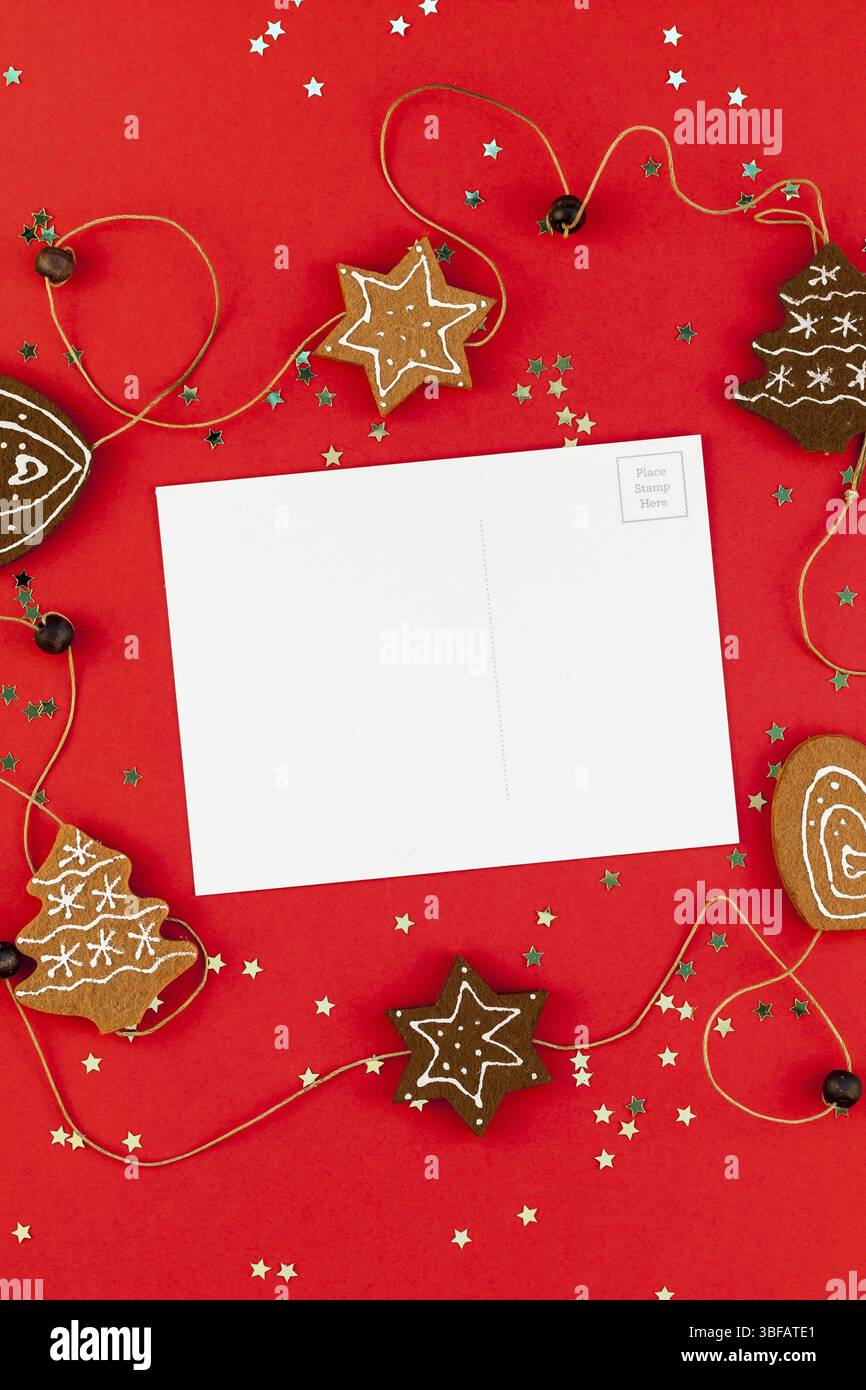 Creative Nuovo Anno o i Saluti di Natale lettera mockup lay flat top view Xmas holiday celebrazione busta su carta rossa sullo sfondo golden glitter. Il tem Foto Stock