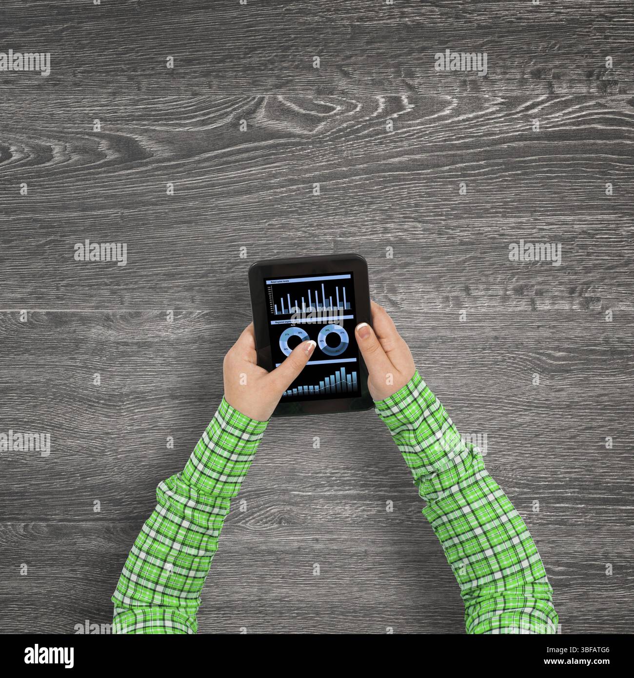 Vista superiore della ragazza mani con tablet pc con diagrammi e grafici sullo schermo Foto Stock