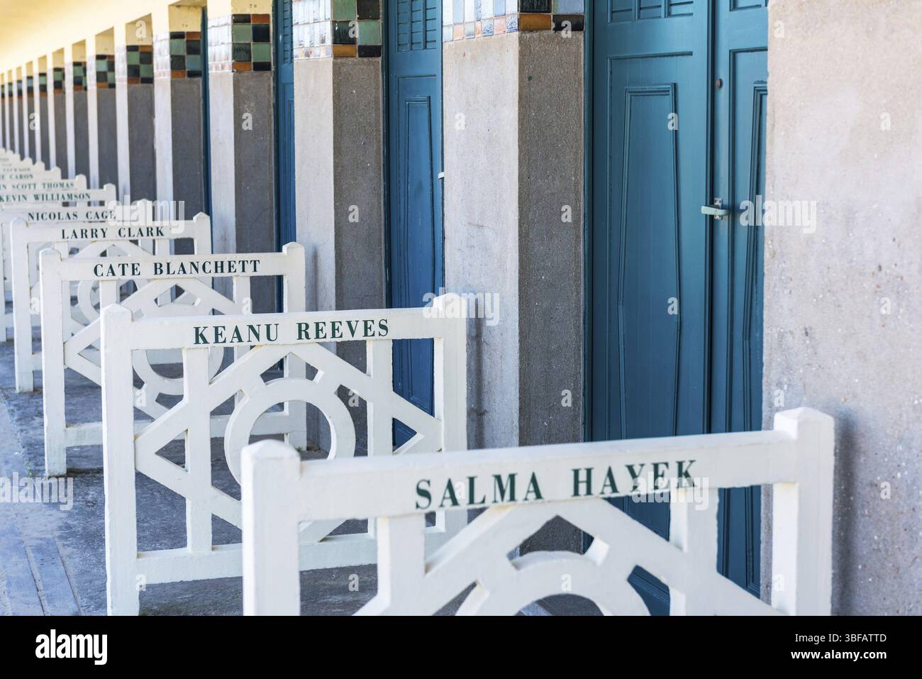 FRANCIA, DEAUVILLE - SETTEMBRE 27: Armadi da spiaggia originali con nomi famosi sulla Promenade Des Planches a Deauville, Francia, il 27 settembre 2015 Foto Stock