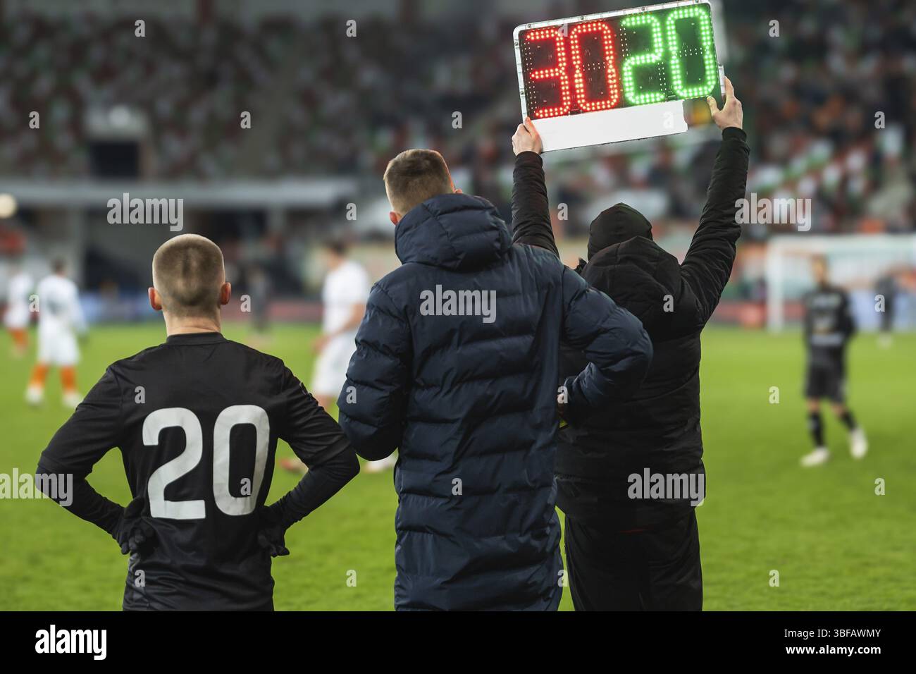 Man mostra i numeri dei giocatori sostitutivi durante la partita di calcio a Lubin, Polonia, Europa Foto Stock