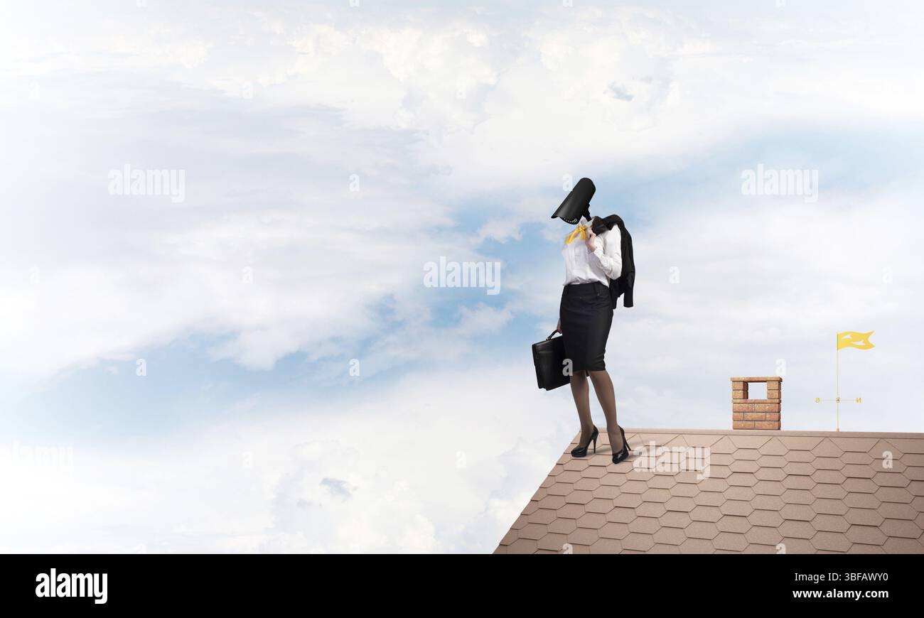 Imprenditrice senza volto con zoom della fotocamera al posto della testa in piedi sul tetto della casa Foto Stock