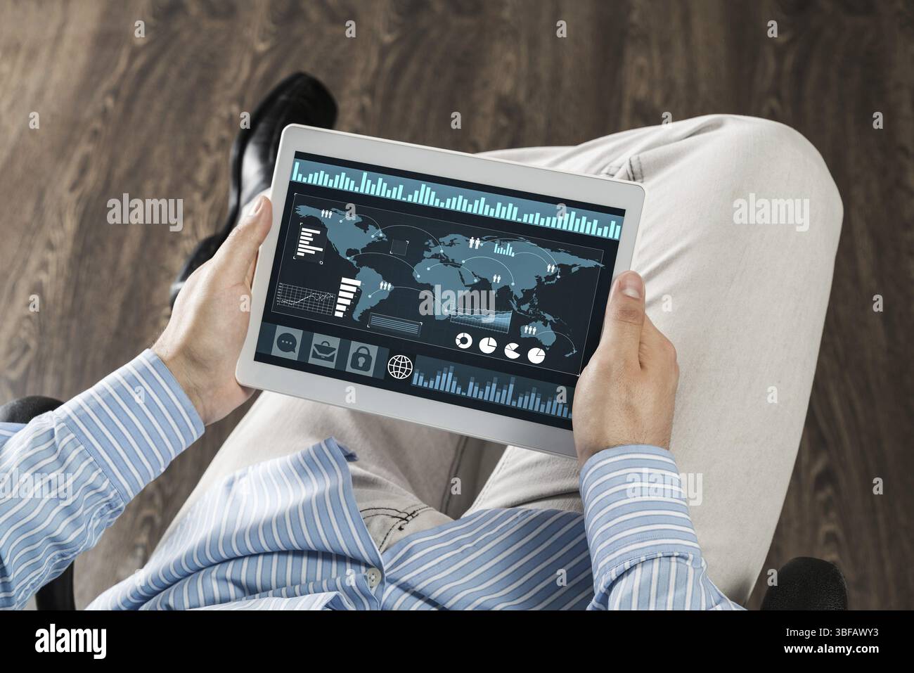 Primo piano di mani maschili con un tablet per computer Foto Stock