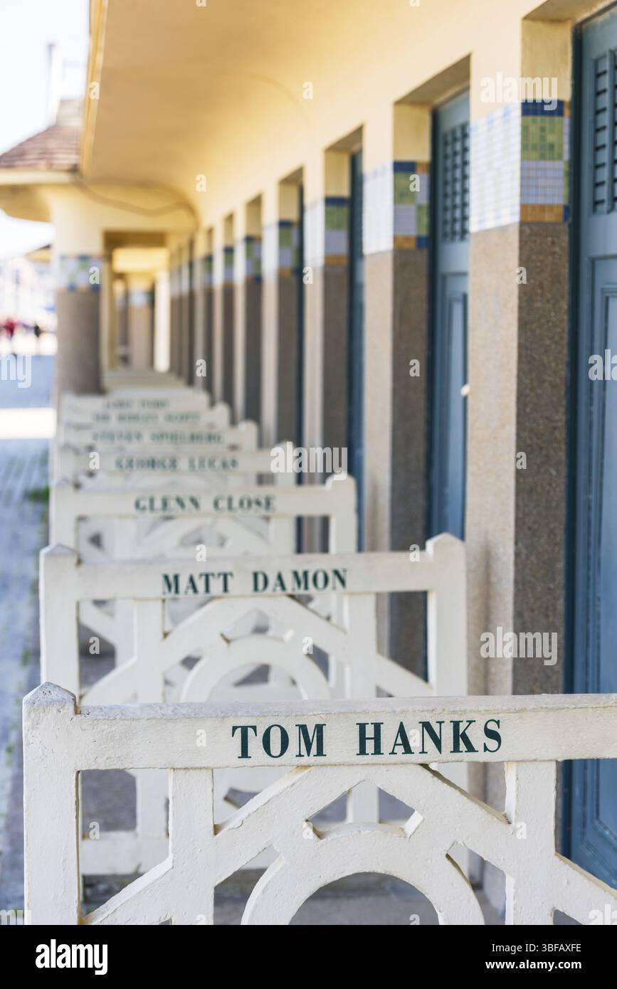 FRANCIA, DEAUVILLE - SETTEMBRE 27: Armadi da spiaggia originali con nomi famosi sulla Promenade Des Planches a Deauville, Francia, il 27 settembre 2015 Foto Stock