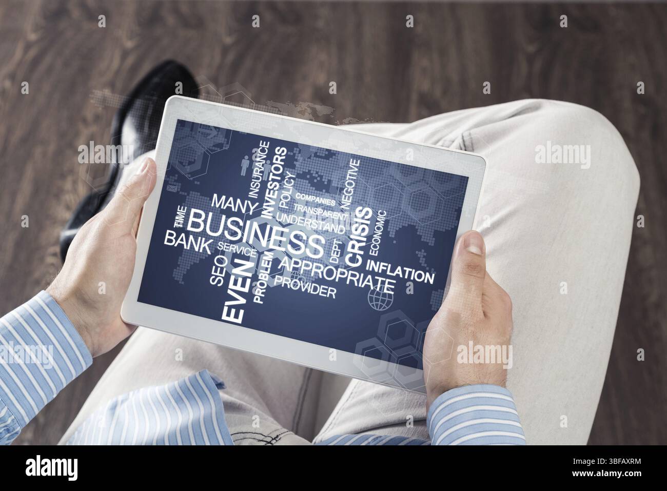 Primo piano di mani maschili con un tablet per computer Foto Stock