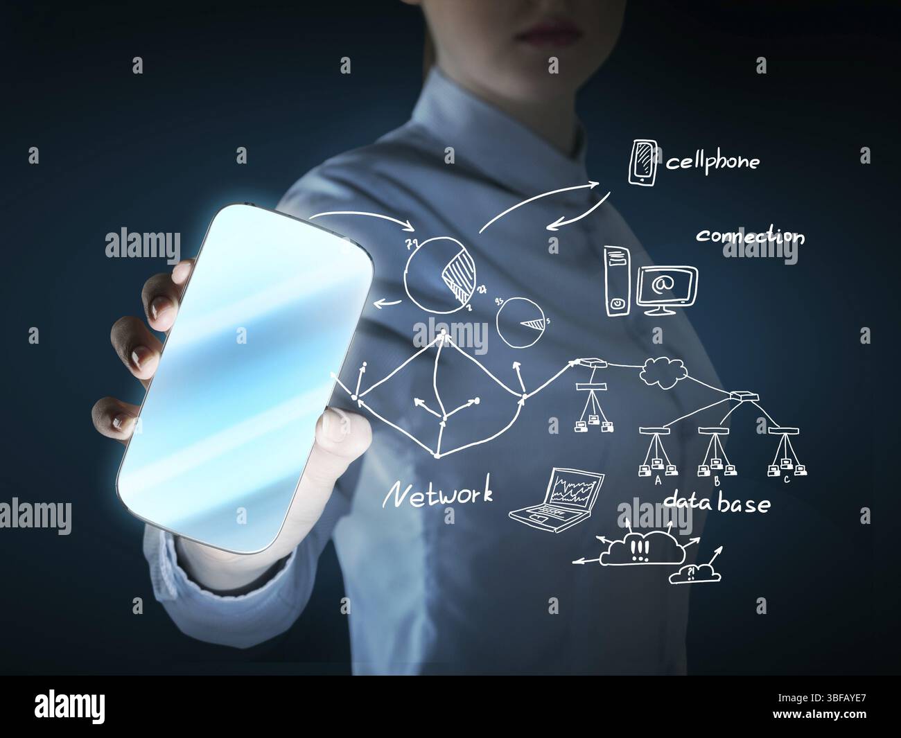 Vista ravvicinata di una donna d'affari che mostra lo smartphone come strumento per le aziende Foto Stock