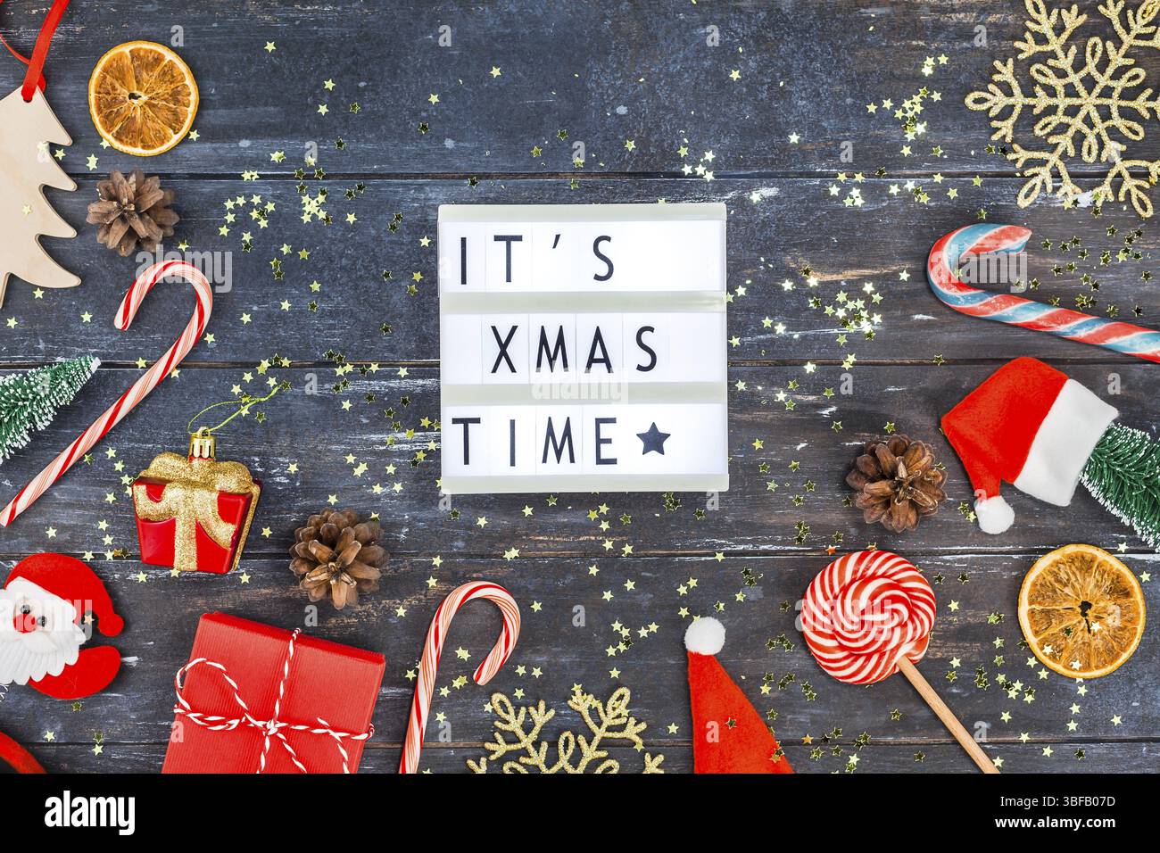 Anno nuovo o decorazione di Natale laici flat top view Xmas holiday celebrazione artigianale di confezioni regalo su legno scuro dello sfondo. Modello mockup per greetin Foto Stock