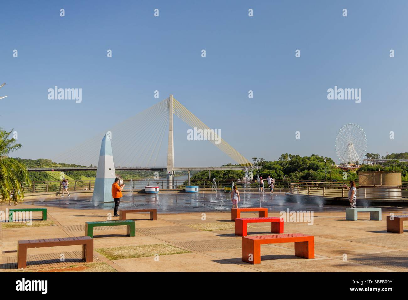 Puerto Iguazu, Misiones, Argentina - 18 maggio 2025: Il punto di riferimento turistico dei tre confini. Foto Stock