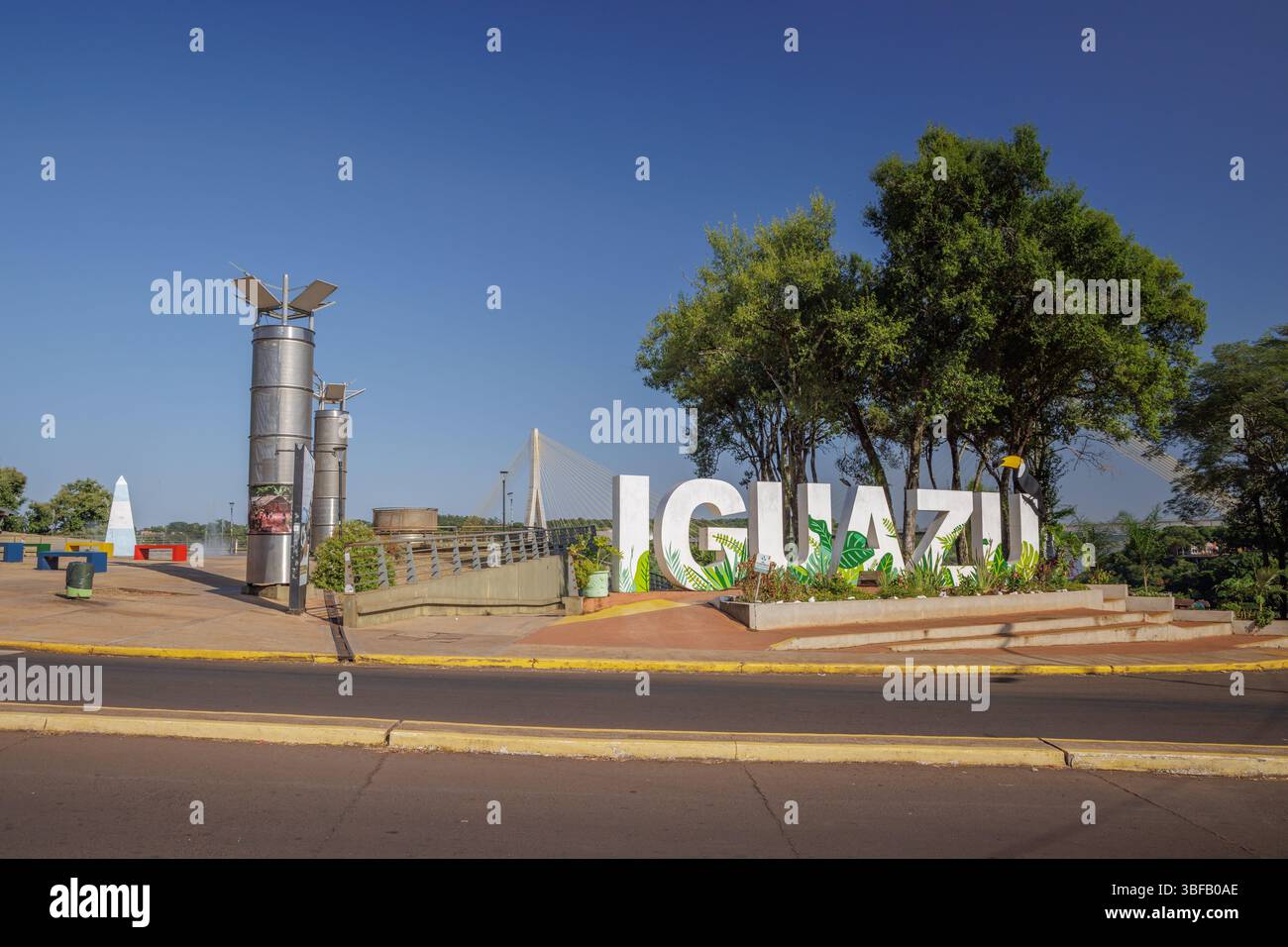 Puerto Iguazu, Misiones, Argentina - 18 maggio 2025: Cartello Iguazu al punto di riferimento dei tre confini. Foto Stock
