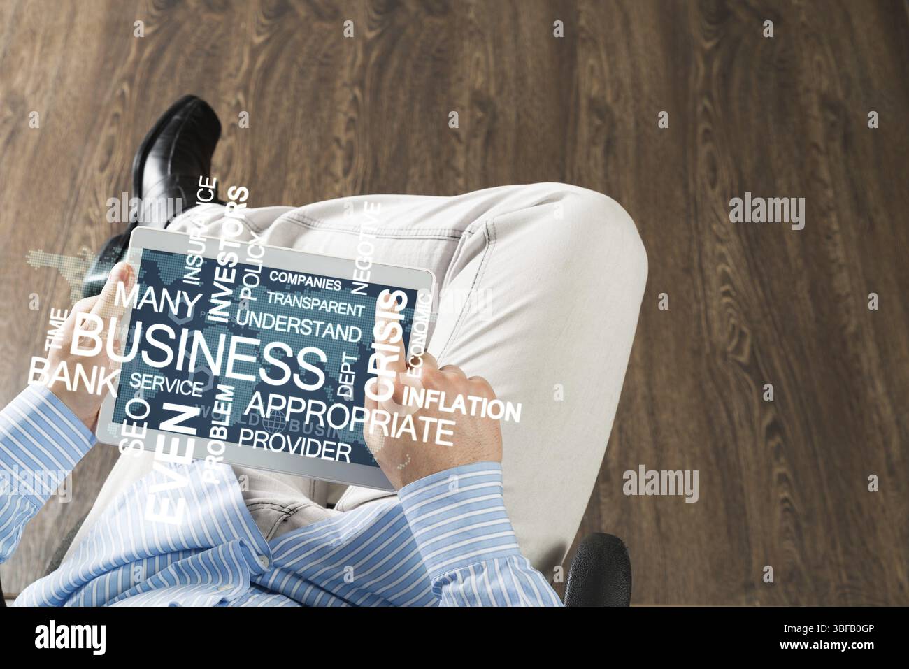 Primo piano di mani maschili con un tablet per computer Foto Stock