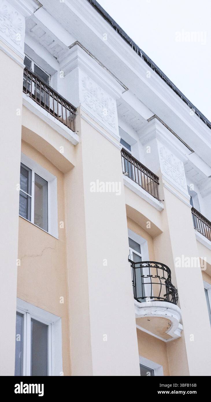 Frammento di un edificio residenziale beige Foto Stock