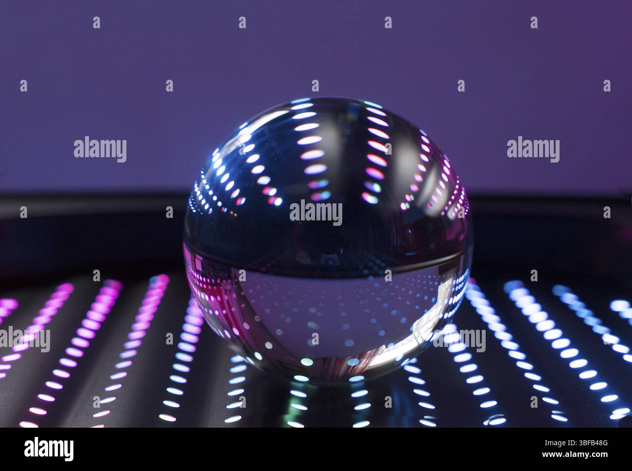 Globo in vetro illuminato 3 Foto Stock