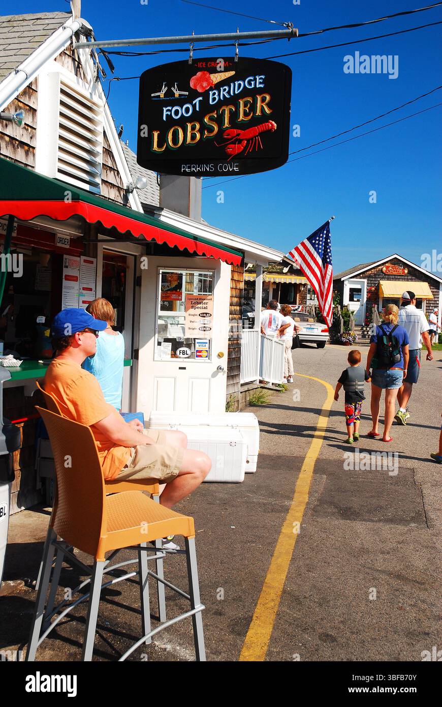 La gente si gode una soleggiata giornata estiva in una baracca di aragosta a Ogunquit, Maine Foto Stock