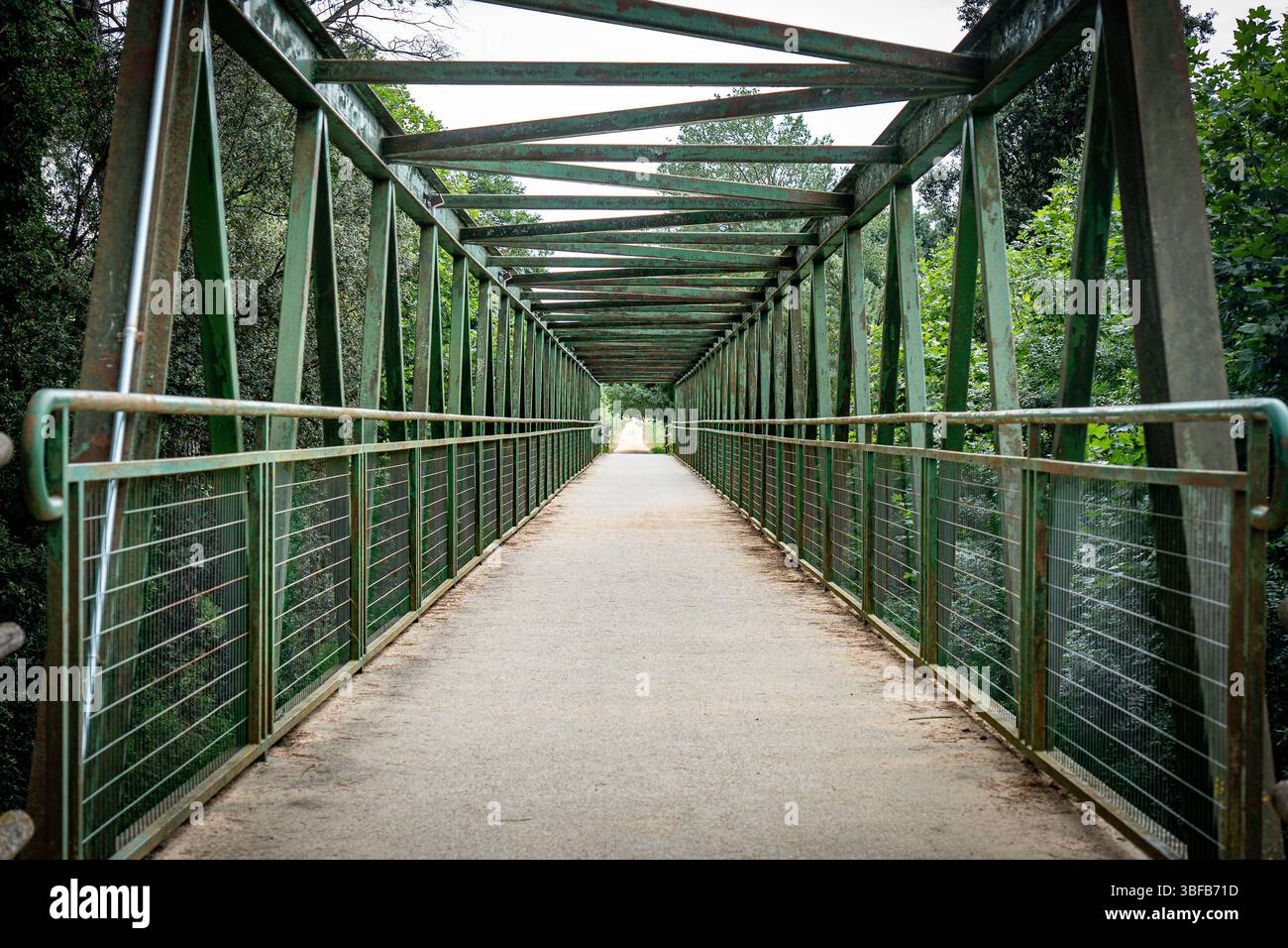Ponte verde di metallo arrugginito a Girona su un percorso escursionistico Foto Stock