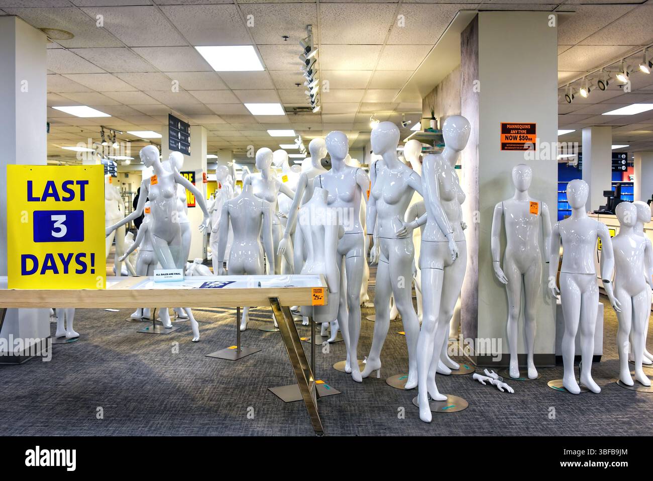 Ottawa, Canada - 31 maggio 2025: Una collezione di manichini in vendita presso la vendita di liquidazione della Baia di Hudson che include tutti gli accessori e la promozione del negozio Foto Stock