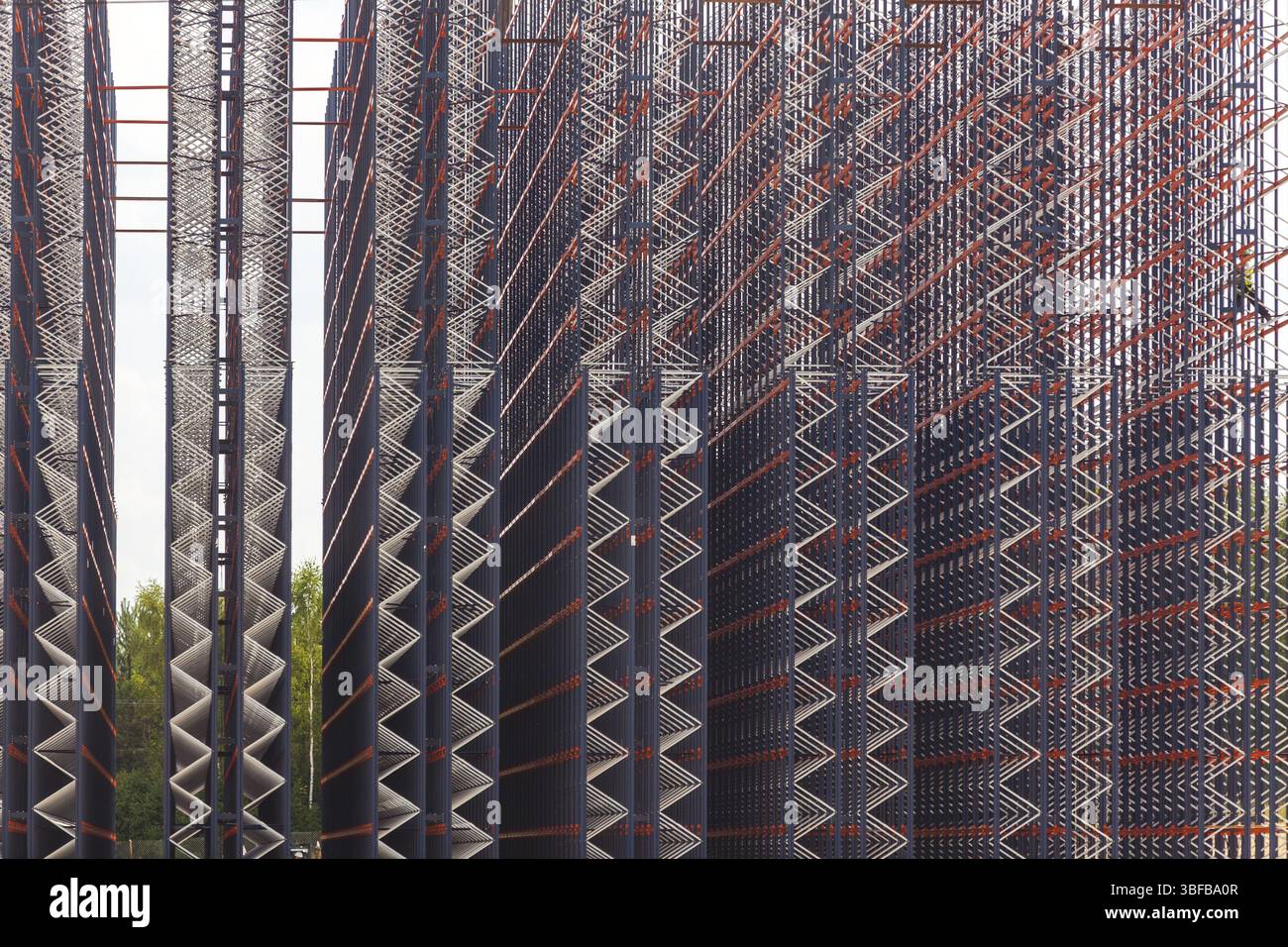 Metallo costruzione industriale sul fondo cielo Foto Stock