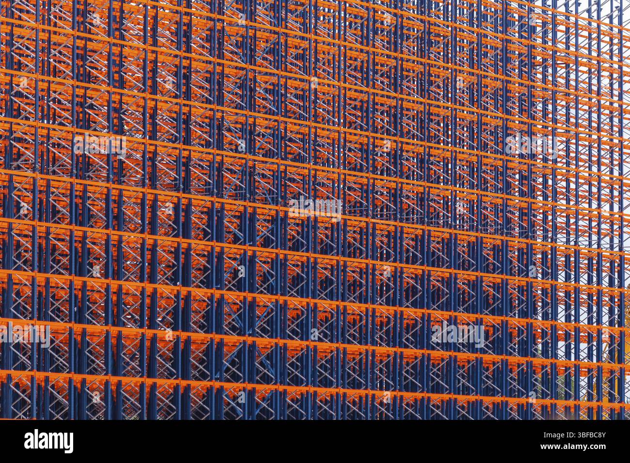 Rosso costruzioni di metallo sul fondo cielo Foto Stock