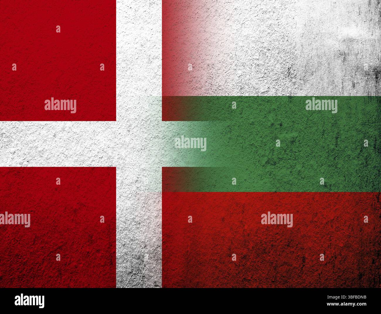 Regno di Danimarca bandiera nazionale con la Repubblica di Bulgaria bandiera nazionale. Grunge sfondo Foto Stock