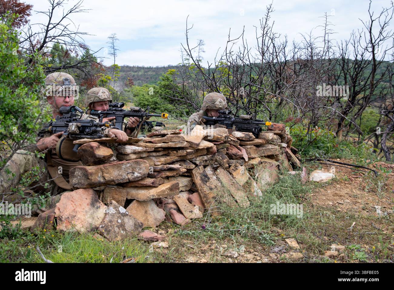 Da sinistra, soldati statunitensi SPC. Hunter Gotshall, Sgt. Wagner Nascimento e SPC. Alec Yanulavich fanteria assegnati alla compagnia Charlie, 3rd Battalion, 172nd Infantry Regiment (Mountain), 86th Infantry Brigade Combat Team (Mountain), New Hampshire National Guard, condurre operazioni di sicurezza overwatch con il 3rd Infantry Regiment, Kosovo Security Forces, presso Krivolak Training area, North Macedonia, 29 maggio 2025. Esercitazioni su larga scala in Europa dimostrano la proiezione di potere degli Stati Uniti insieme ad alleati e partner. Dimostrando la deterrenza globale e la capacità dell'esercito degli Stati Uniti di dispiegare rapidamente Foto Stock