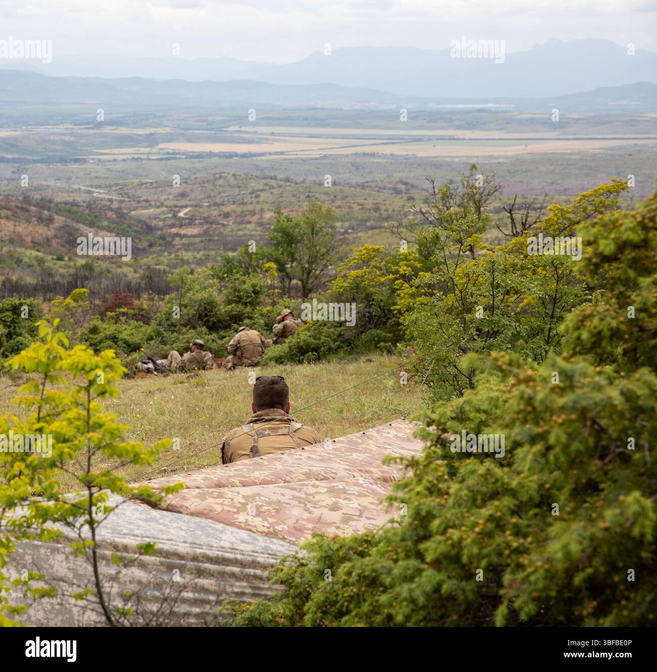 I soldati dell'esercito degli Stati Uniti assegnati alla compagnia Charlie, 3rd Battalion, 172nd Infantry Regiment (Mountain), 86th Infantry Brigade Combat Team (Mountain), New Hampshire National Guard, eseguono operazioni di sicurezza mentre sono fermati per il recupero di ordigni inesplosi nella Krivolak Training area, Macedonia del Nord, 29 maggio 2025. Charlie Company ha condotto questo corso di formazione per migliorare l'interoperabilità durante immediate Response 25, una delle serie DEFENDER 25. Dimostrando la deterrenza globale e la capacità dell'esercito statunitense di dispiegare rapidamente la potenza di combattimento con sede negli Stati Uniti in Europa e nella regione artica insieme agli Alleati e in parte Foto Stock