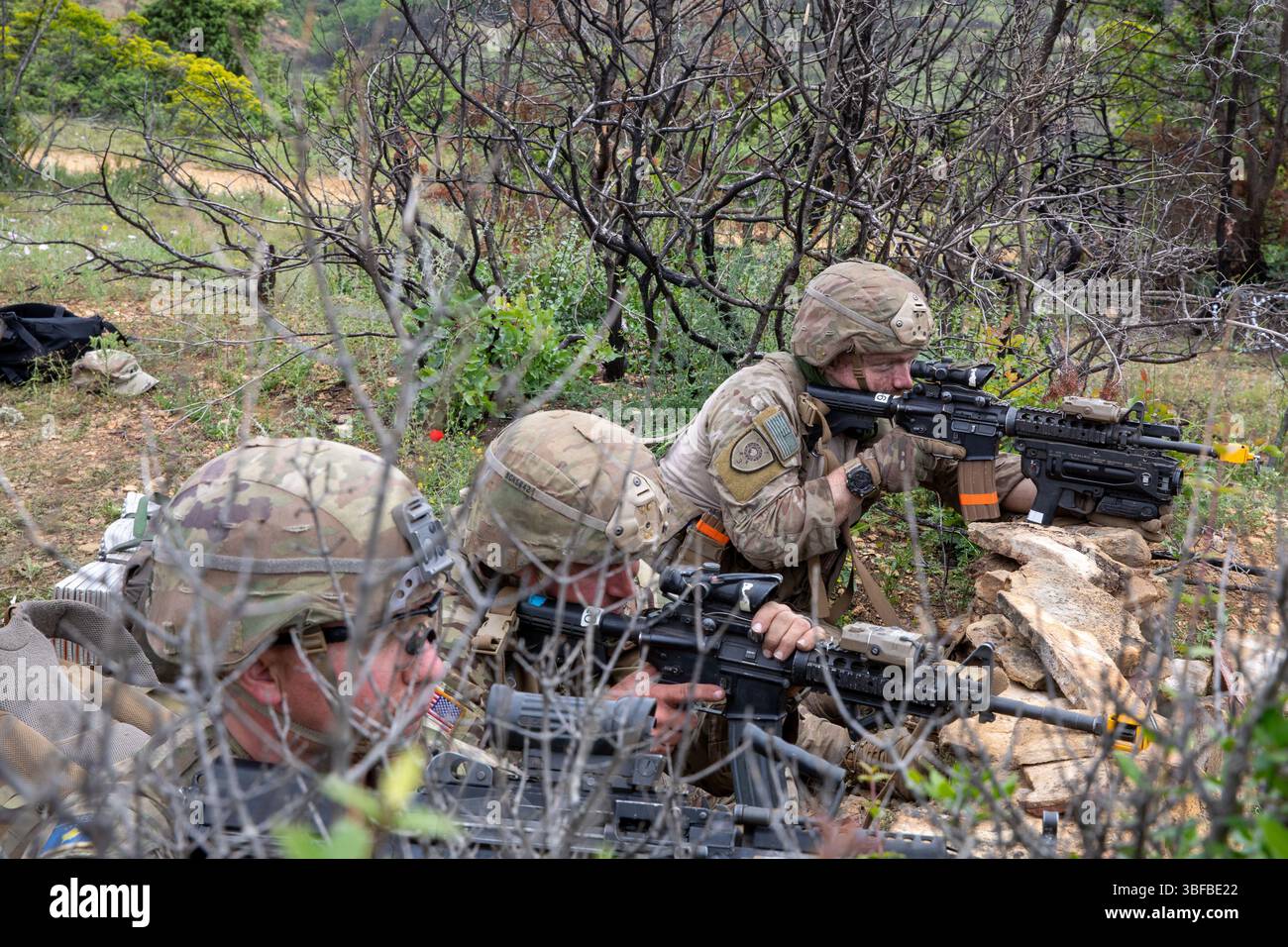 Da sinistra, soldati statunitensi SPC. Hunter Gotshall, Sgt. Wagner Nascimento e SPC. Alec Yanulavich, fanteria assegnata alla compagnia Charlie, 3rd Battalion, 172nd Infantry Regiment (Mountain), 86th Infantry Brigade Combat Team (Mountain), New Hampshire National Guard, condurre operazioni di sicurezza overwatch con il 3rd Infantry Regiment, Kosovo Security Forces, presso Krivolak Training area, North Macedonia, 29 maggio 2025. L’integrazione delle capacità dei nostri alleati e dei nostri partner con le capacità conservate dagli Stati Uniti dimostra un fronte unito ed è un deterrente per i nostri avversari. Dimostrando un deterrente globale Foto Stock
