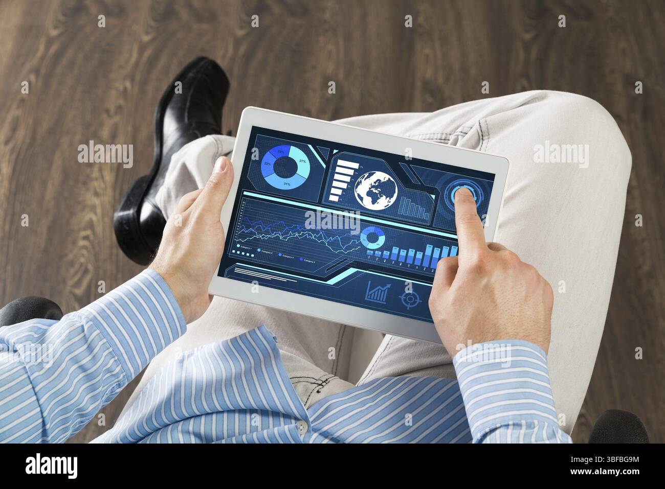 Primo piano di mani maschili con un tablet per computer Foto Stock