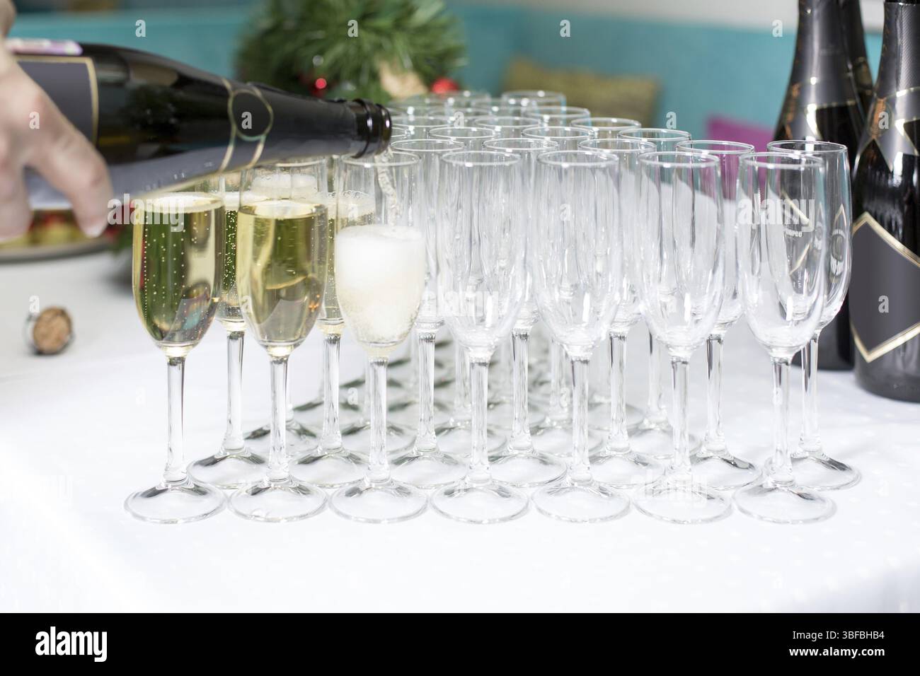 Servizi di catering. Bicchieri con champagne di fila. Sfondo alla festa al ristorante Foto Stock