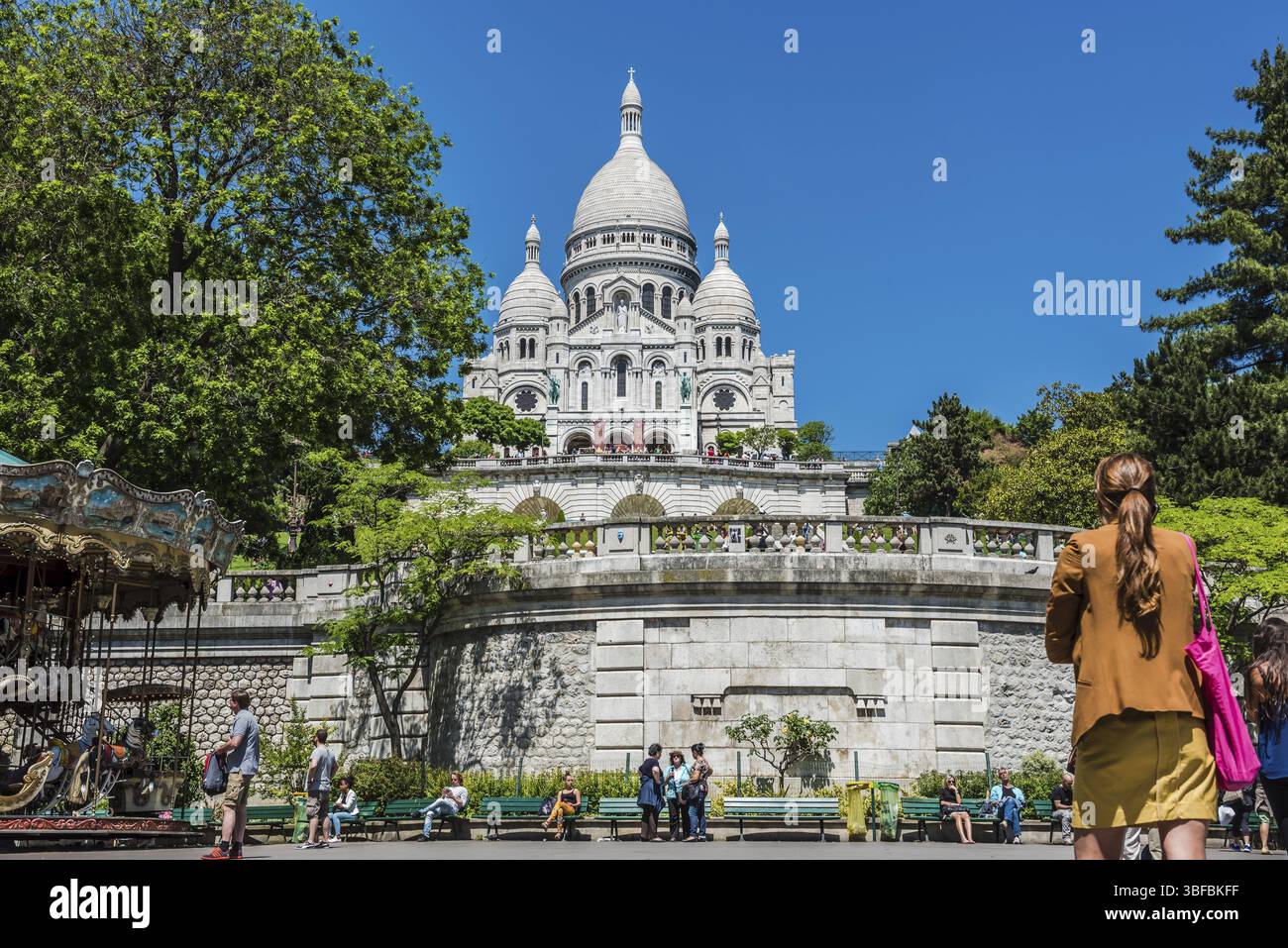 FRANCIA, PARIGI - 04 GIUGNO: Una ragazza che guarda alla cattedrale della Basilica del Sacro cuore, Montmartre Parigi il 4 giugno 2015 Foto Stock