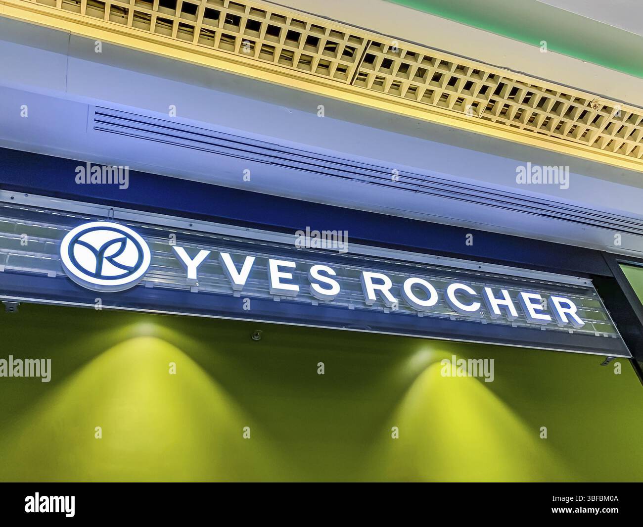 LIONE, FRANCIA - 27 FEBBRAIO 2019: Negozio Yves Rocher di una catena di negozi di cosmetici e profumi con il logo del marchio, situato nel centro commerciale Lione in Francia. Cellulare Foto Stock