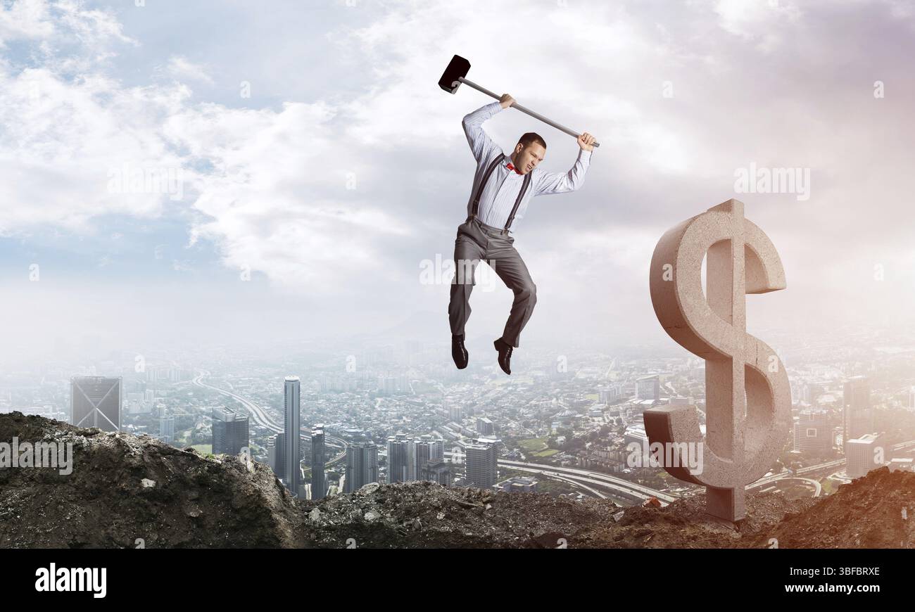 Un uomo d'affari che salta sul grande simbolo del dollaro con vista sulla città e luce del sole sullo sfondo. Rendering 3D. Foto Stock