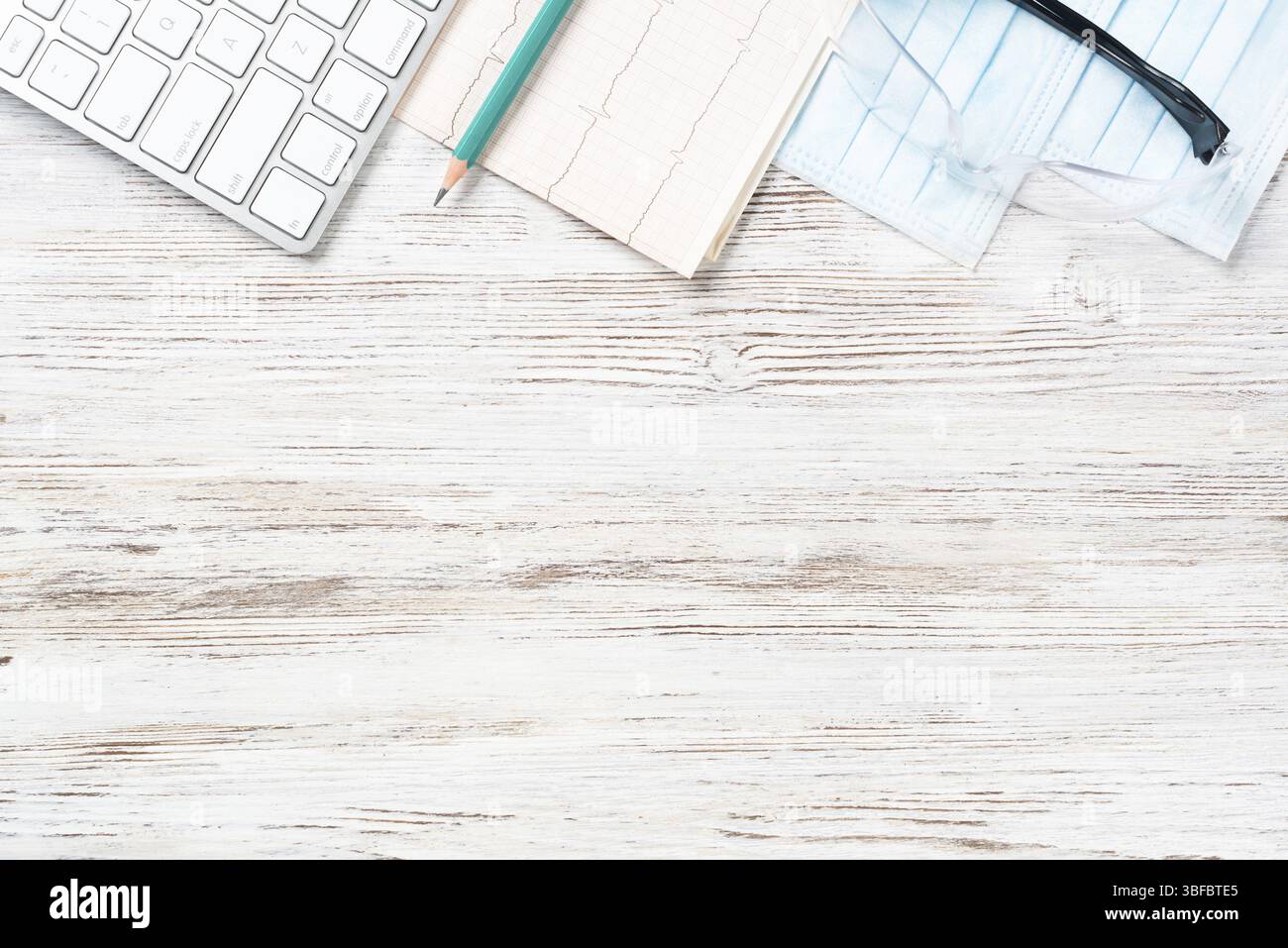 La diagnostica medica e trattamento nei centri di cardiologia. Vista superiore medico scrivania con la tastiera del computer e il risultato del monitoraggio ECG. Riabilitazione thera Foto Stock