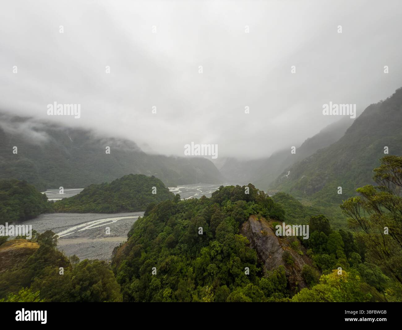 Foggy Landscape vicino al fiume Fox sulla Fox Glacier Valley Walk a South Island, nuova Zelanda Foto Stock