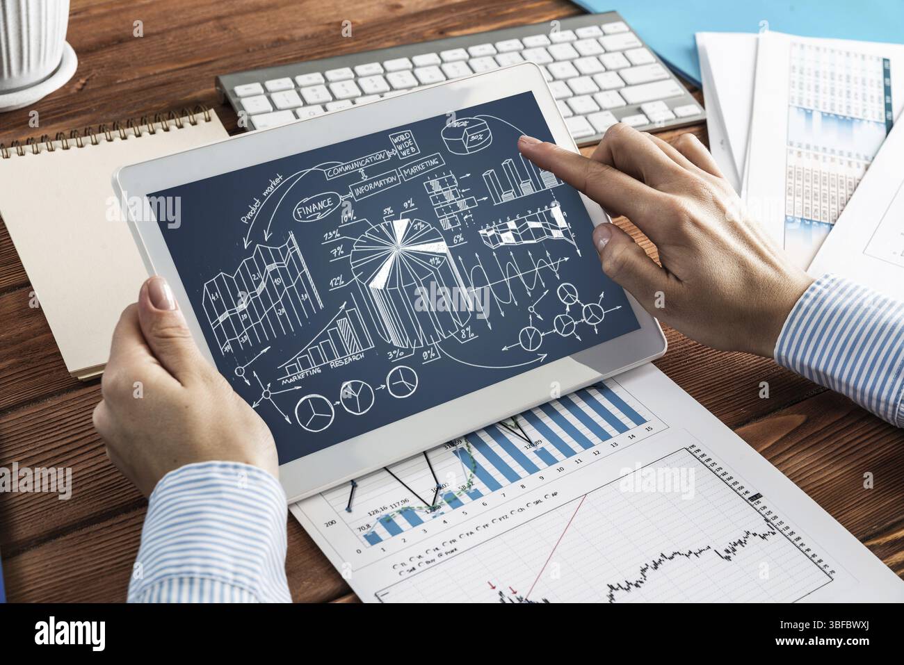 Primo piano, la donna d'affari con il tablet. Concetto di pianificazione aziendale Foto Stock
