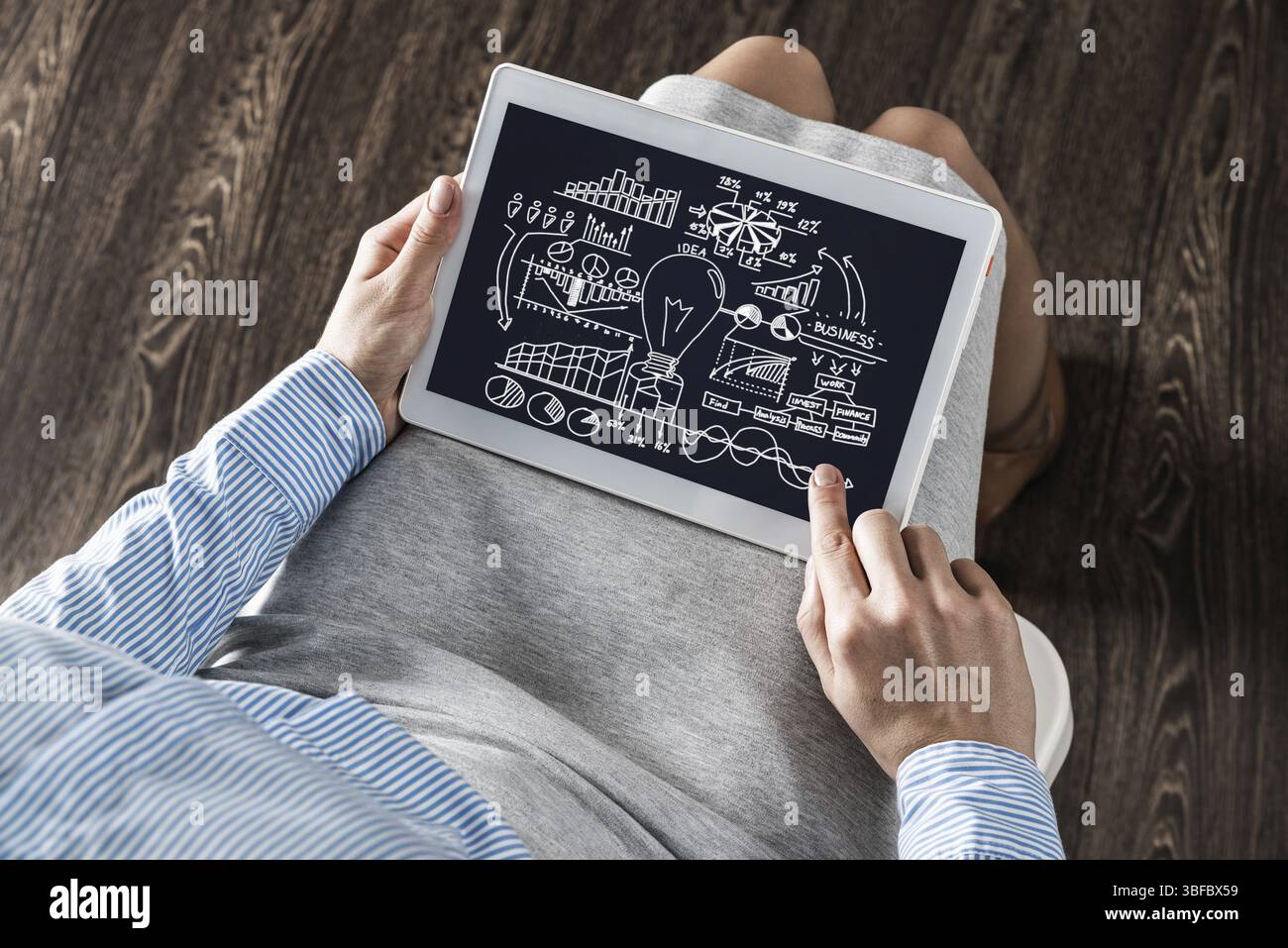 Primo piano, la donna d'affari con il tablet. Concetto di pianificazione aziendale Foto Stock