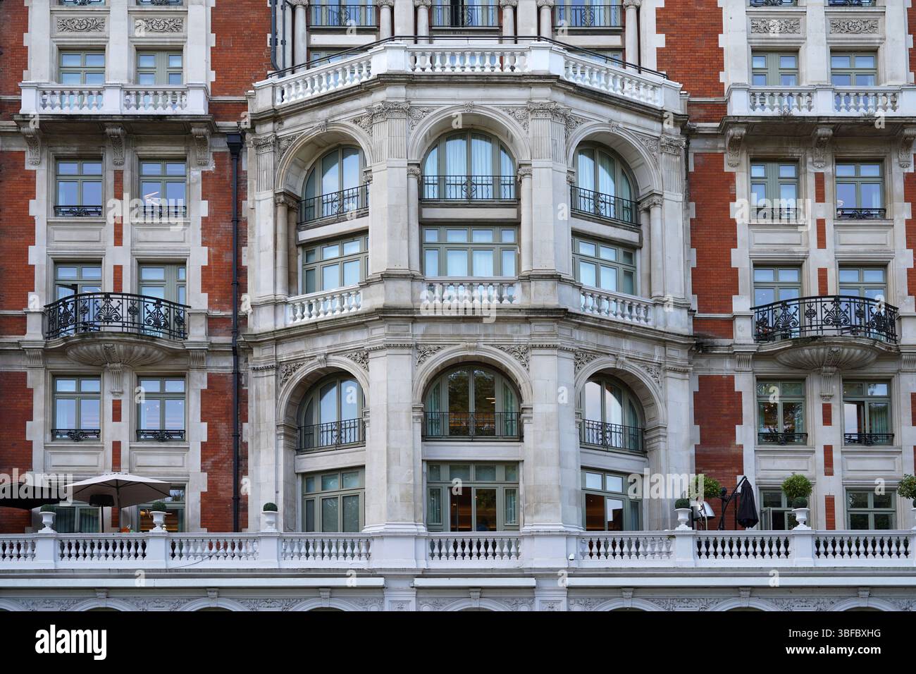 Elegante edificio vecchio a Londra con dettagli in pietra e balconi Foto Stock