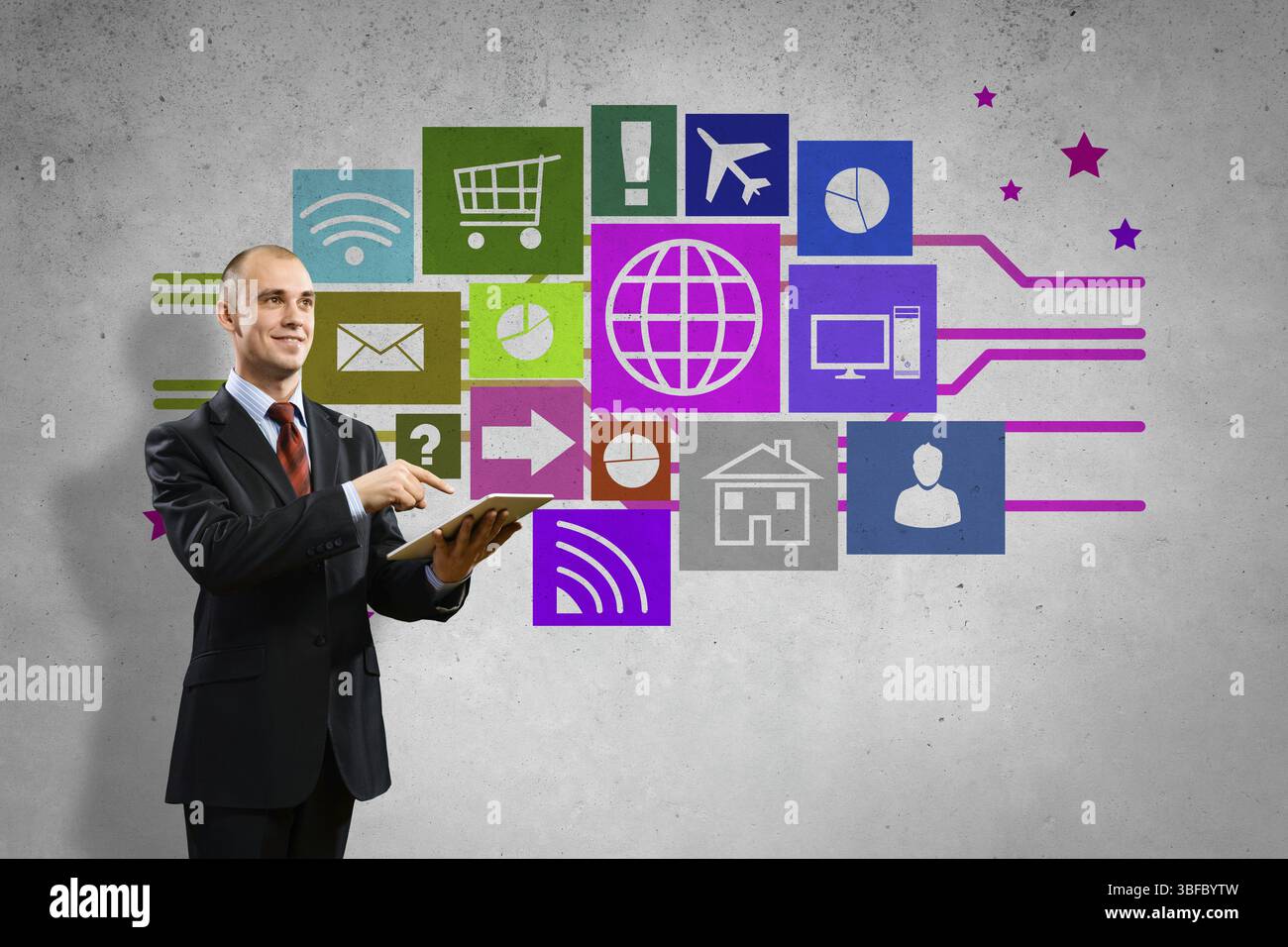 Uomo d'affari che usa il tablet pc e le icone a colori sullo sfondo Foto Stock