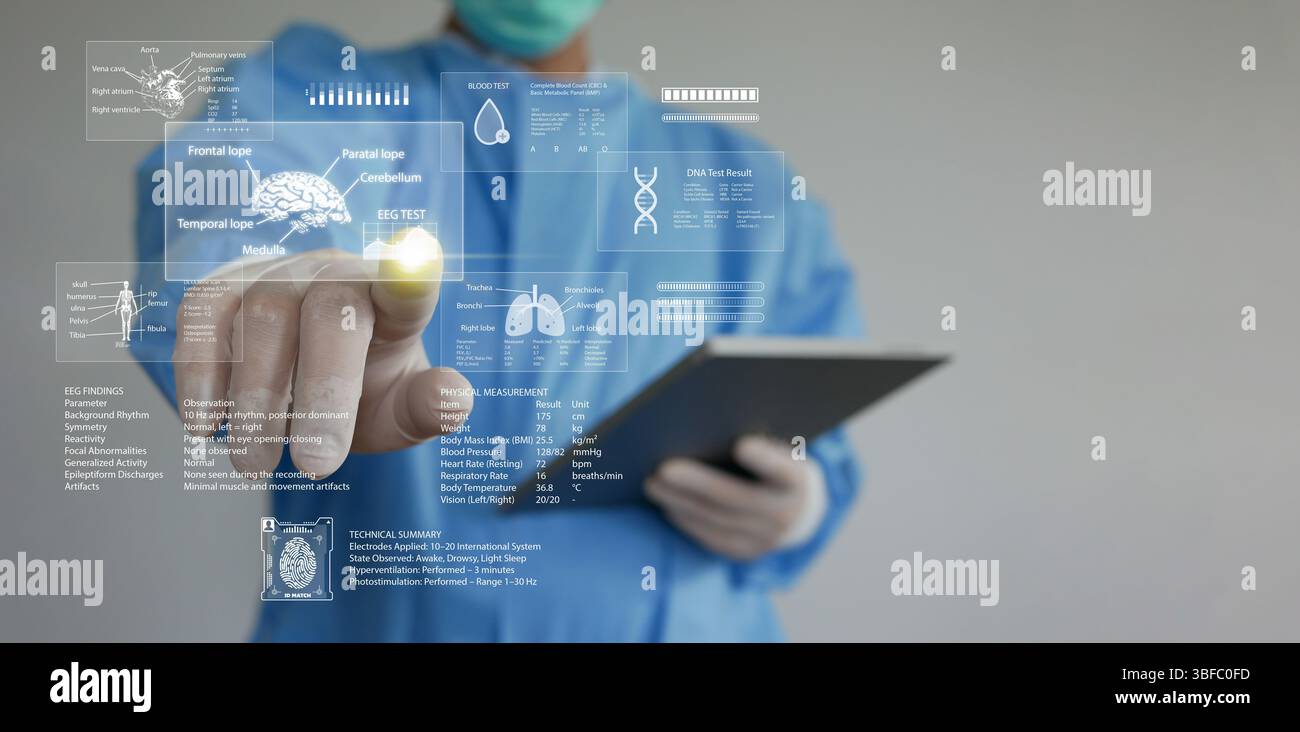 Dati sanitari digitali e cartelle cliniche elettroniche o EHR. Il medico usa la compressa per accedere alle cartelle cliniche del paziente per migliorare la diagnosi, il trattamento, la gestione della malattia Foto Stock