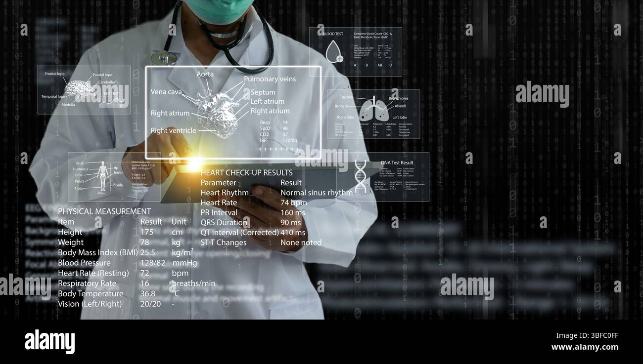 Dati sanitari digitali e cartelle cliniche elettroniche o EHR. Il medico usa la compressa per accedere alle cartelle cliniche del paziente per migliorare la diagnosi, il trattamento, la gestione della malattia Foto Stock