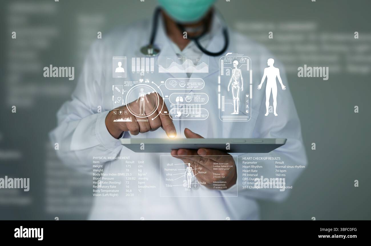 Dati sanitari digitali e cartelle cliniche elettroniche o EHR. Il medico usa la compressa per accedere alle cartelle cliniche del paziente per migliorare la diagnosi, il trattamento, la gestione della malattia Foto Stock