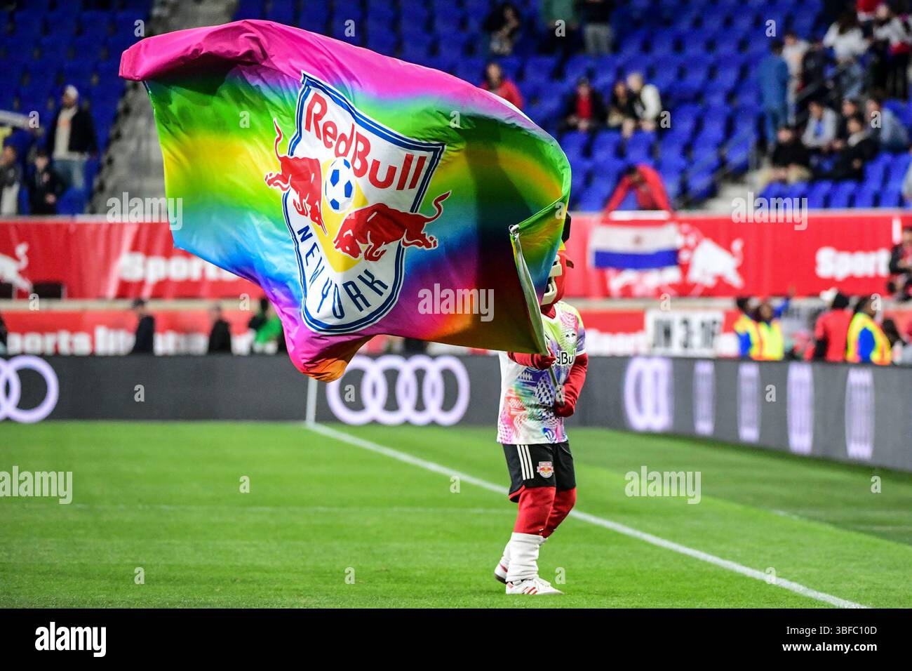 Harrison, Stati Uniti. 31 maggio 2025. Harrison, NJ, Stati Uniti, 31 maggio 2025: Redd sventura una bandiera d'orgoglio dopo la partita di Major League Soccer tra i New York Red Bulls e l'Atlanta United FC allo Sports Illustrated Stadium di Harrison, NJ Stati Uniti (SOLO USO EDITORIALE). (Rebekah Wynkoop/SPP) credito: SPP Sport Press Photo. /Alamy Live News Foto Stock