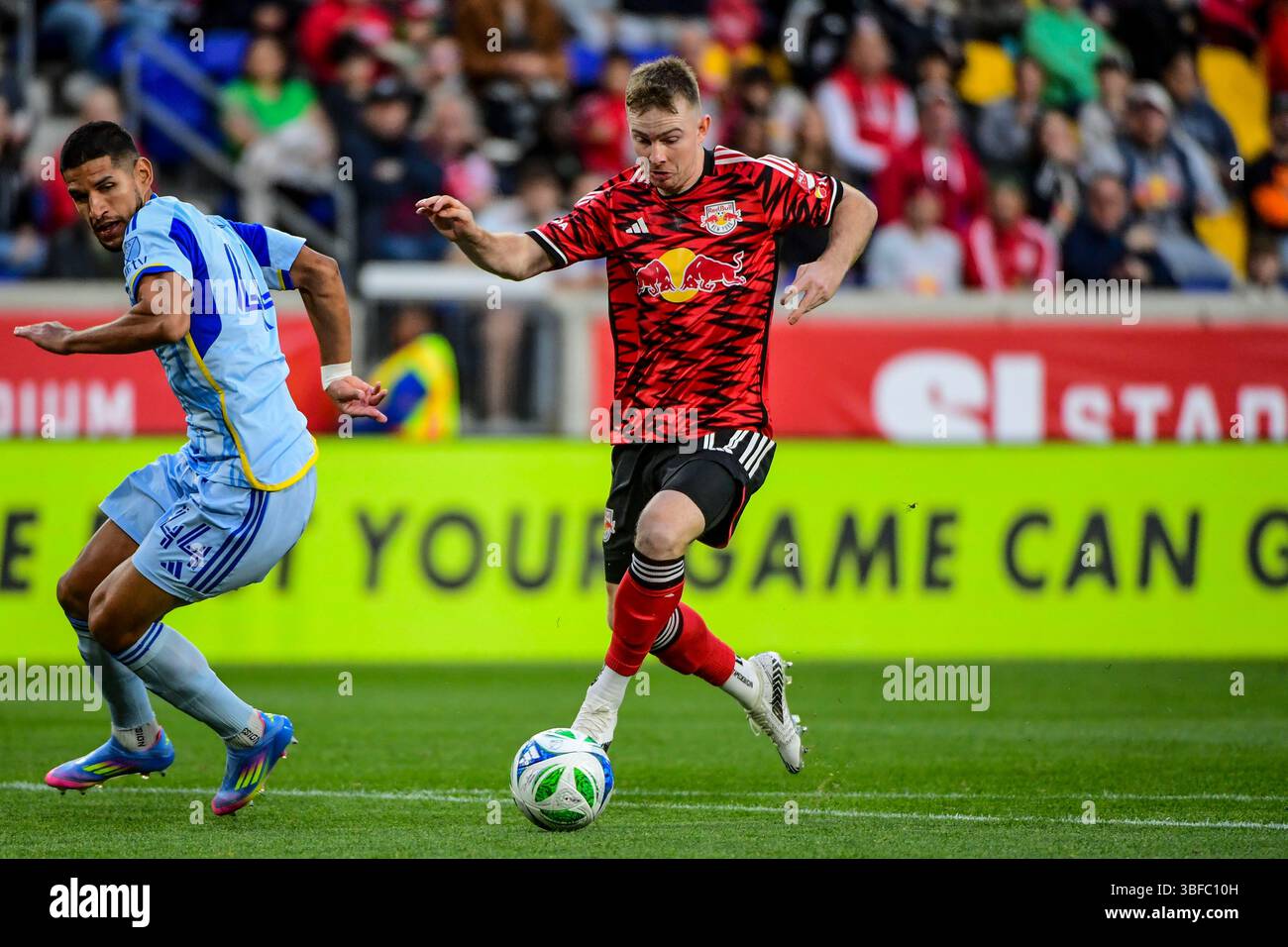 Harrison, Stati Uniti. 31 maggio 2025. Harrison, NJ, Stati Uniti, 31 maggio 2025: Cameron Harper (17 New York Red Bulls) durante la partita di Major League Soccer tra i New York Red Bulls e l'Atlanta United FC allo Sports Illustrated Stadium di Harrison, NJ Stati Uniti (SOLO USO EDITORIALE). (Rebekah Wynkoop/SPP) credito: SPP Sport Press Photo. /Alamy Live News Foto Stock