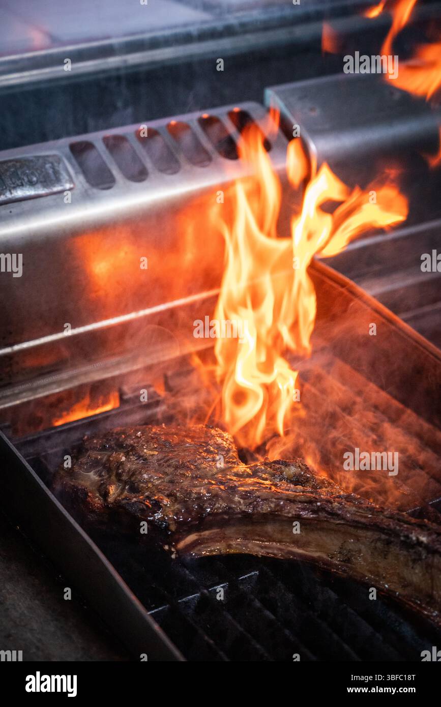 Tomahawk Steak on Fire nel ristorante Foto Stock