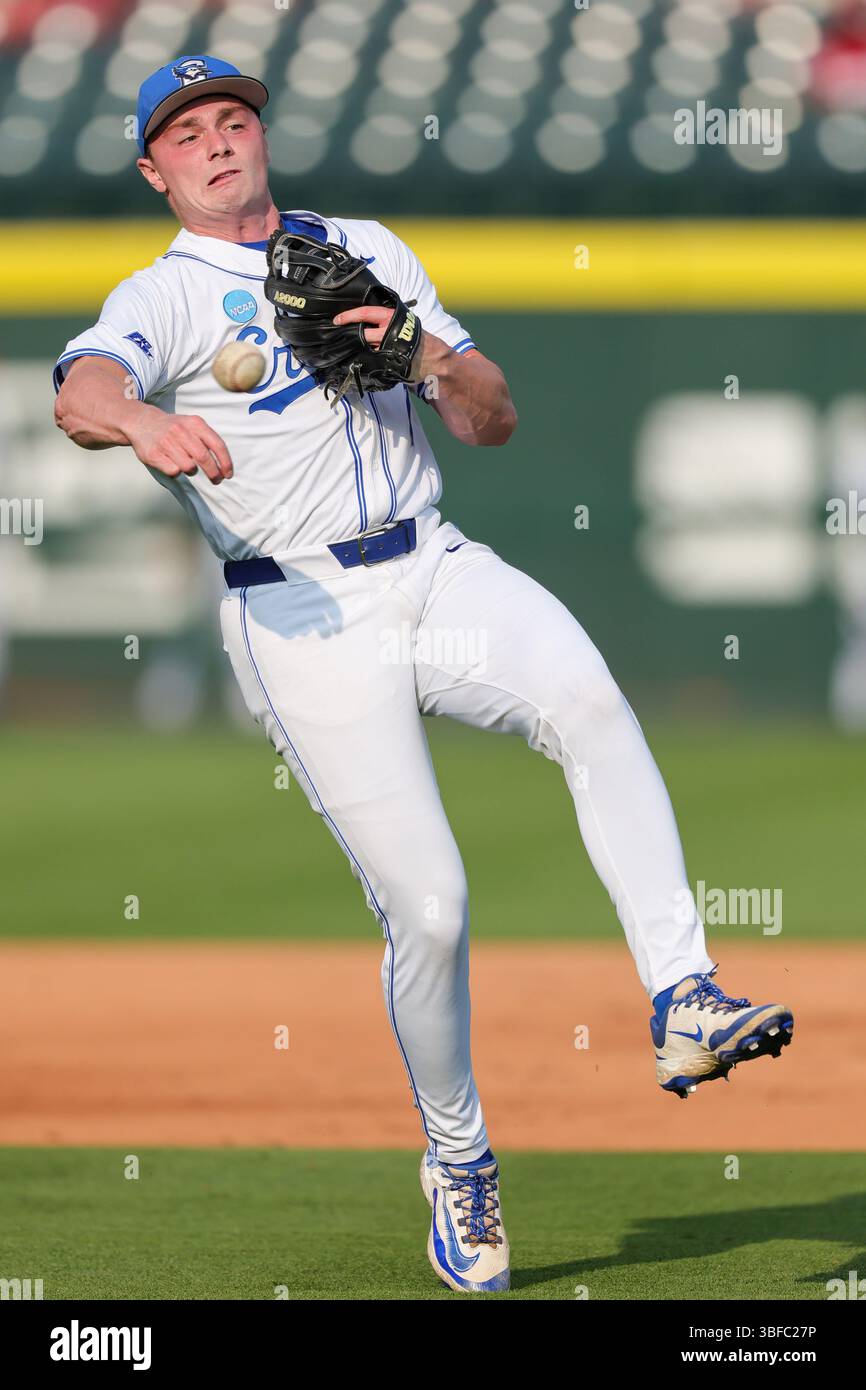 31 maggio 2025: L'interno di Creighton Jaxon Goldberg (7) capovolge la palla per prima. Arkansas sconfisse Creighton 12-1 a Fayetteville, AR. Richey Miller/CSM(immagine di credito: © Richey Miller/Cal Sport Media) Foto Stock
