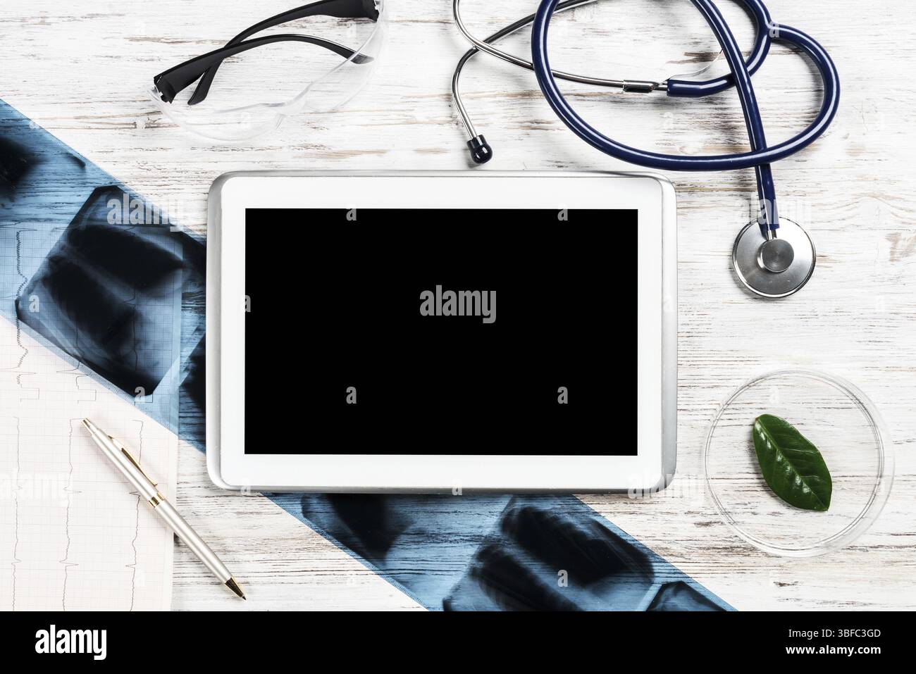 Risultato di laboratorio di esame paziente giace sul piano medico. Vista superiore tablet Pc con schermo vuoto, immagine a raggi x, uno stetoscopio e cardiogram su Foto Stock